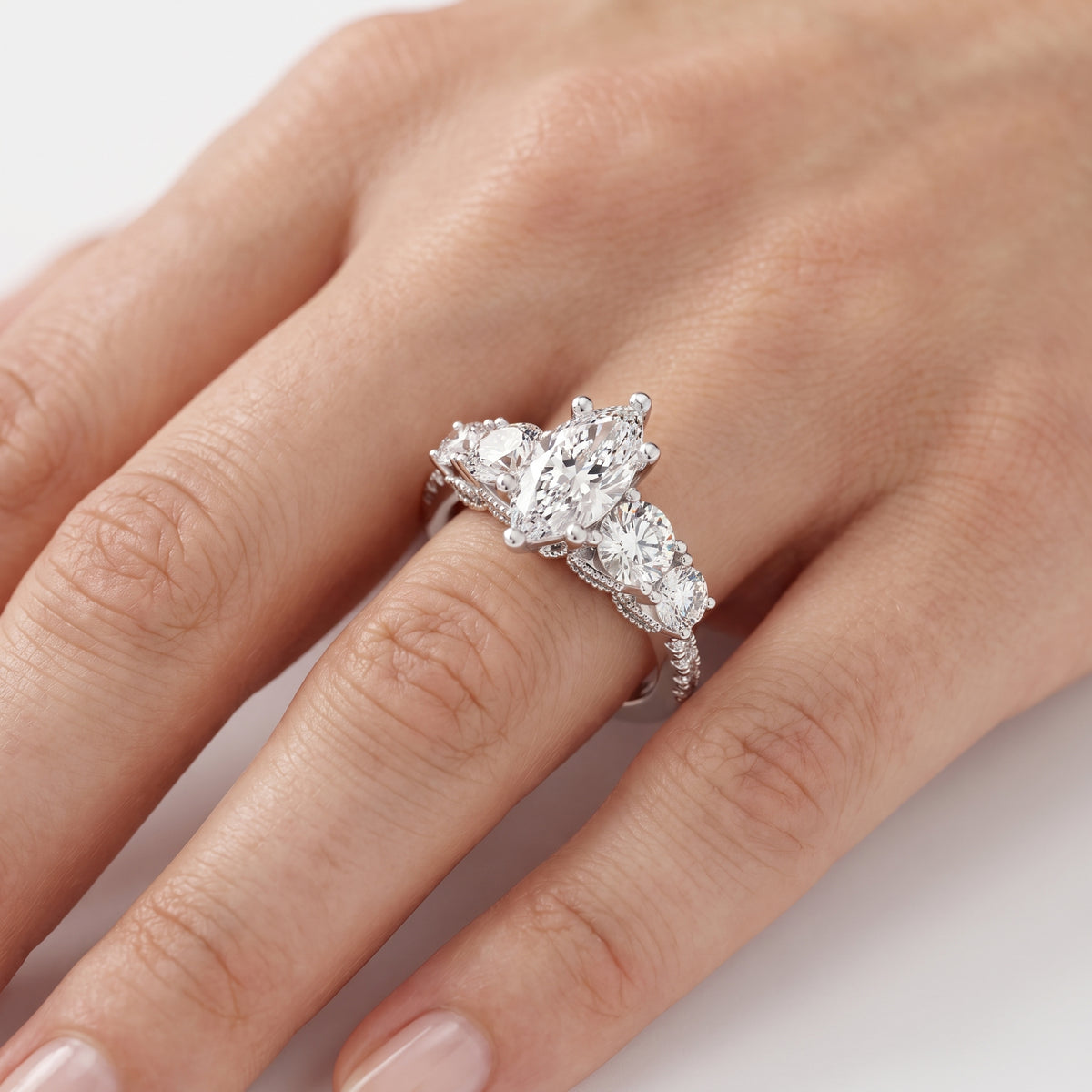 _lifestyle_image@SKU:R0324-NADM01000004W #metal_14k-white-gold+origin_lab-grown+quality_ef-vs2+