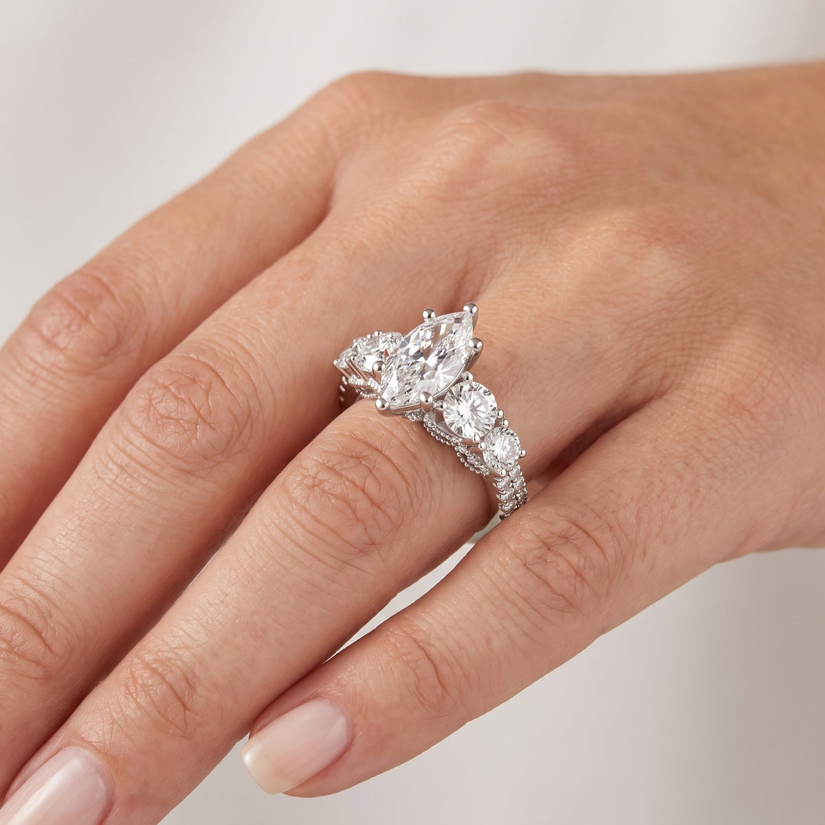 _lifestyle_image@SKU:R0324-NADM0100000PL #metal_platinum+origin_lab-grown+quality_ef-vs2+