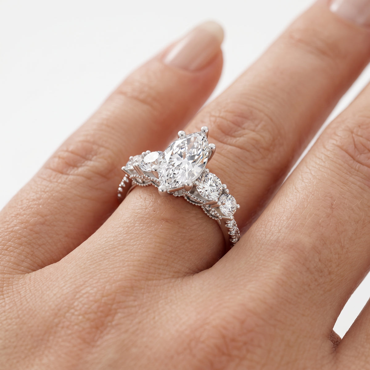 _lifestyle_image@SKU:R0324-NADM02000004W #metal_14k-white-gold+origin_lab-grown+quality_ef-vs2+