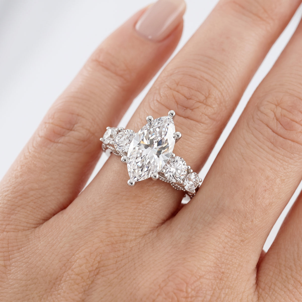 _lifestyle_image@SKU:R0324-NADM0200000PL #metal_platinum+origin_lab-grown+quality_ef-vs2+
