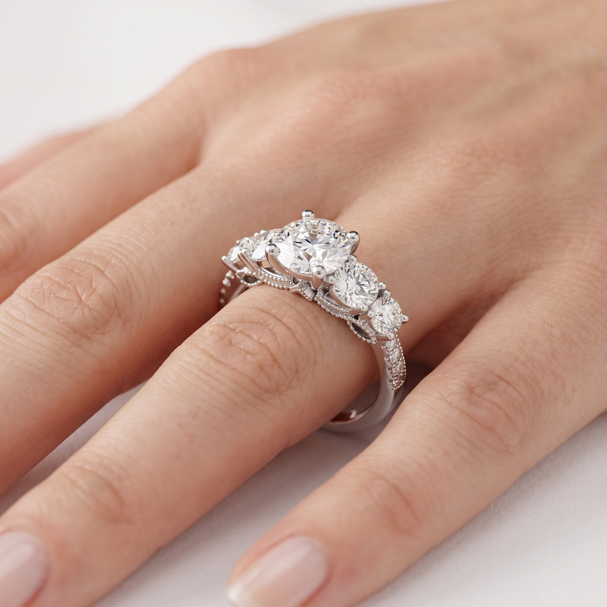 _lifestyle_image@SKU:R0324-NADR0100000PL #metal_platinum+origin_lab-grown+quality_ef-vs2+