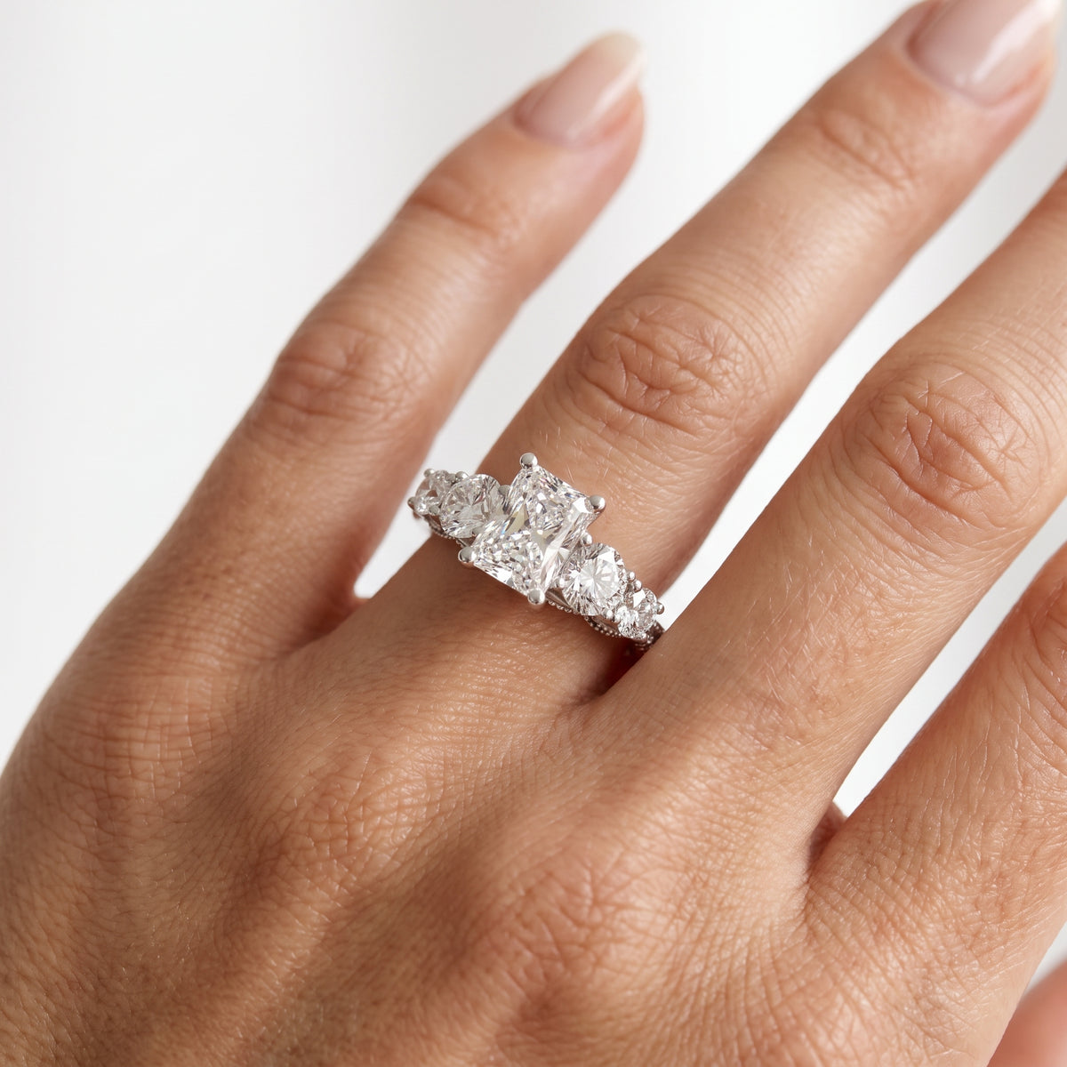 _lifestyle_image@SKU:R0324-NADT01000004W #metal_14k-white-gold+origin_lab-grown+quality_ef-vs2+