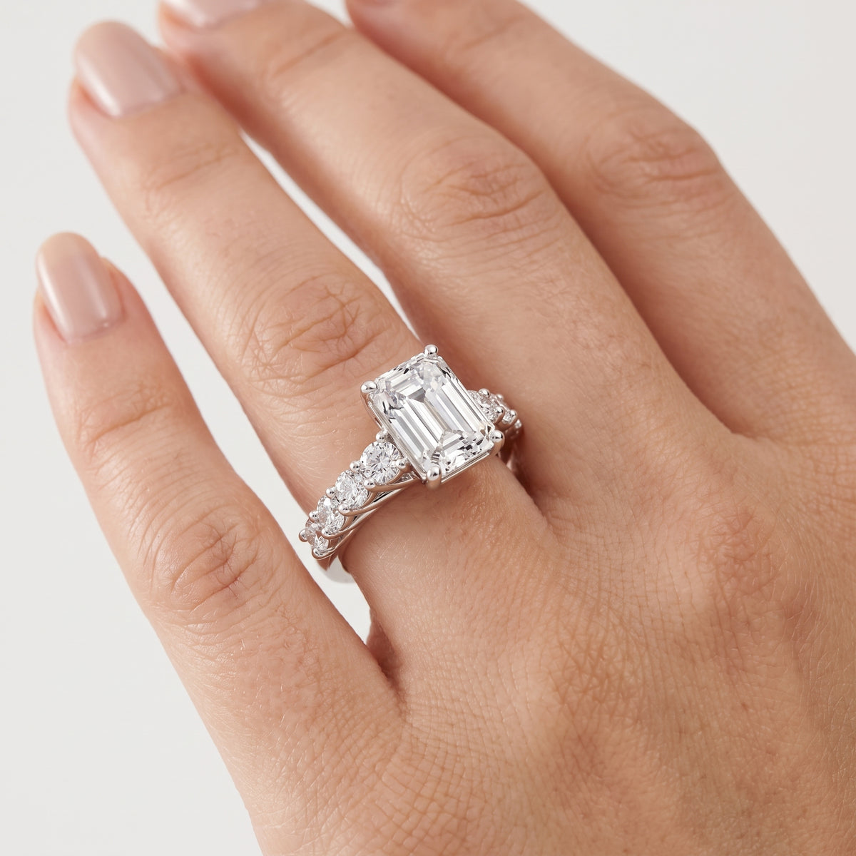 _lifestyle_image@SKU:R0327-LADE02000004W #metal_10k-white-gold+origin_lab-grown+quality_g-si