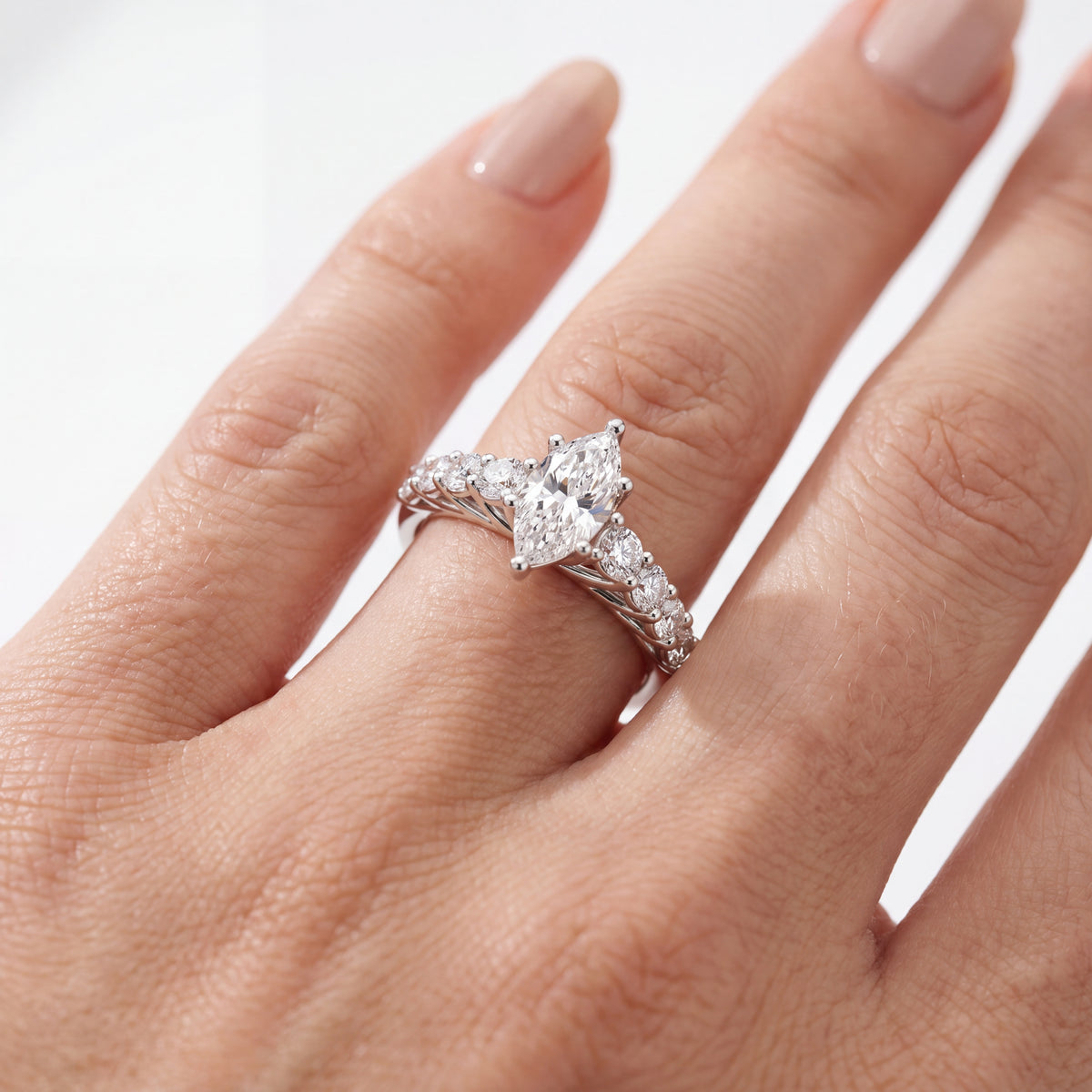 _lifestyle_image@SKU:R0327-LADM01000004W #metal_10k-white-gold+origin_lab-grown+quality_g-si