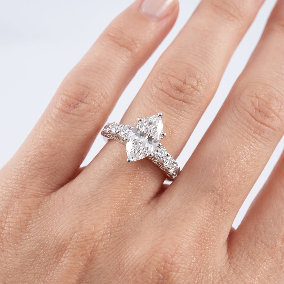 _lifestyle_image@SKU:R0327-LADM02000004W #metal_10k-white-gold+origin_lab-grown+quality_g-si