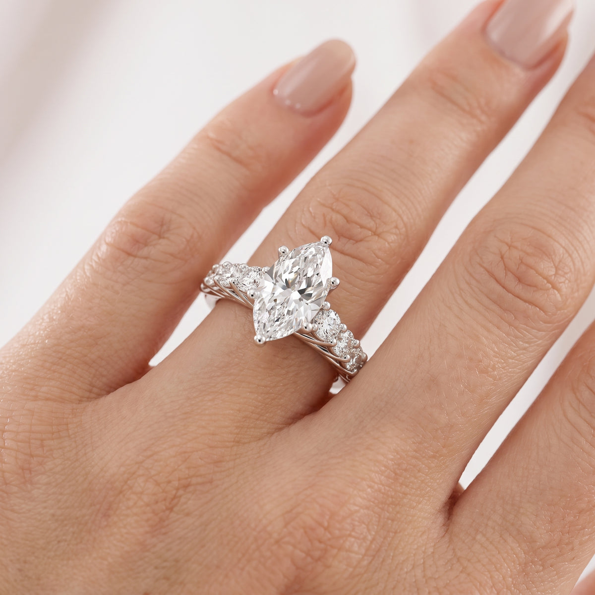 _lifestyle_image@SKU:R0327-LADM03000004W #metal_10k-white-gold+origin_lab-grown+quality_g-si