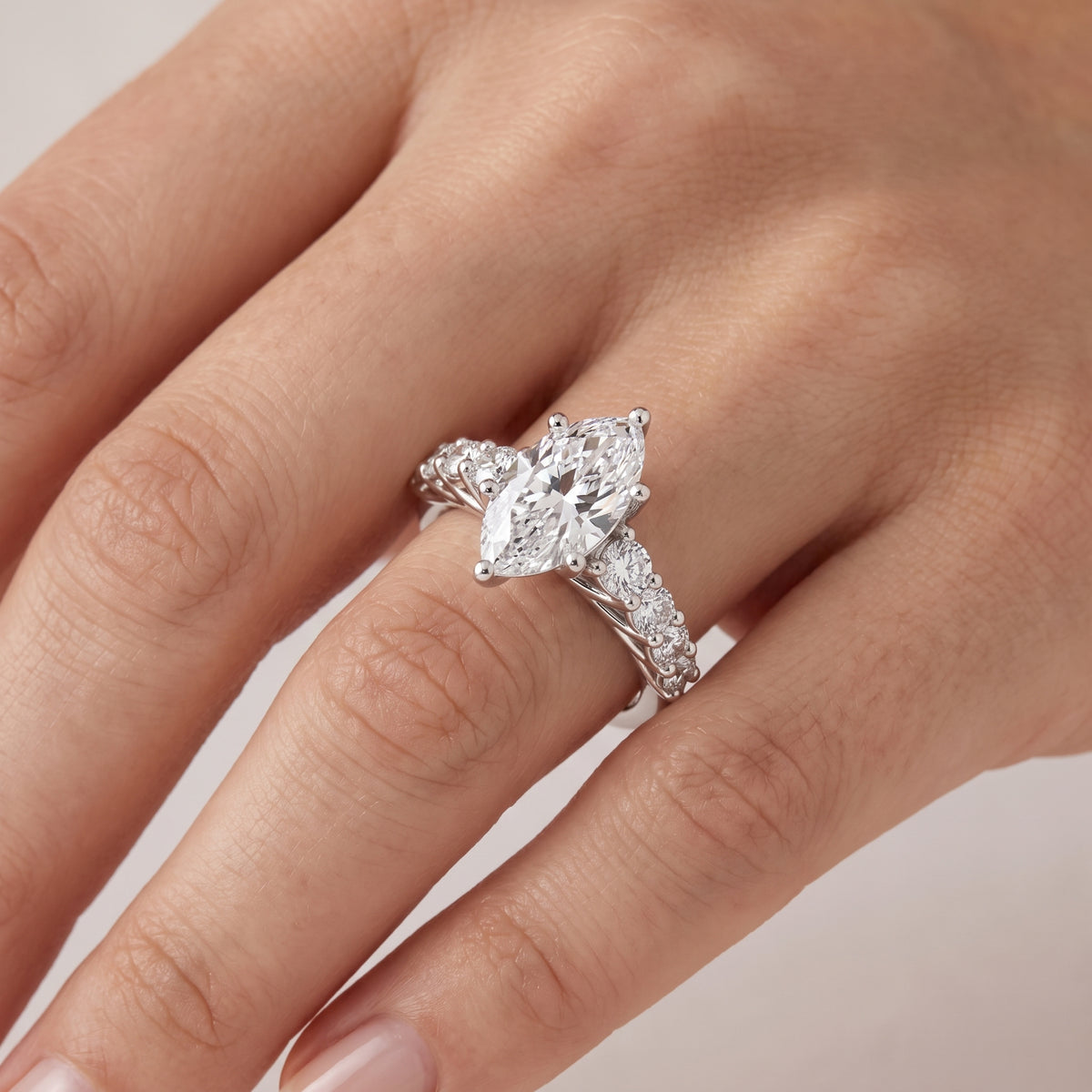 _lifestyle_image@SKU:R0327-LADM04000004W #metal_10k-white-gold+origin_lab-grown+quality_g-si