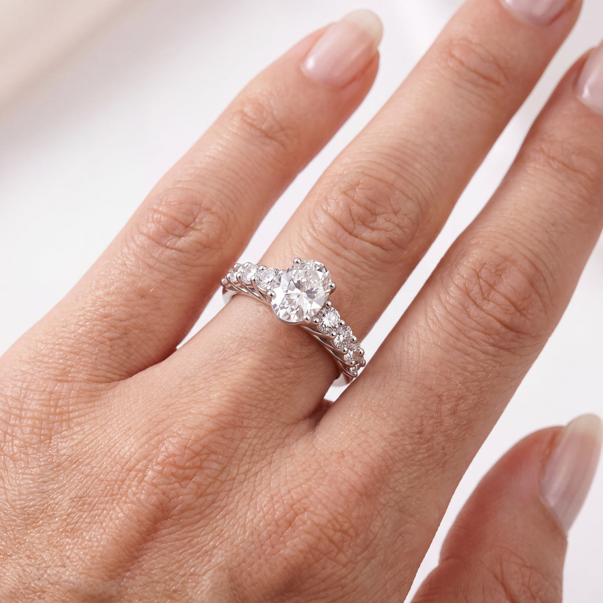 _lifestyle_image@SKU:R0327-LADO01000004W #metal_10k-white-gold+origin_lab-grown+quality_g-si