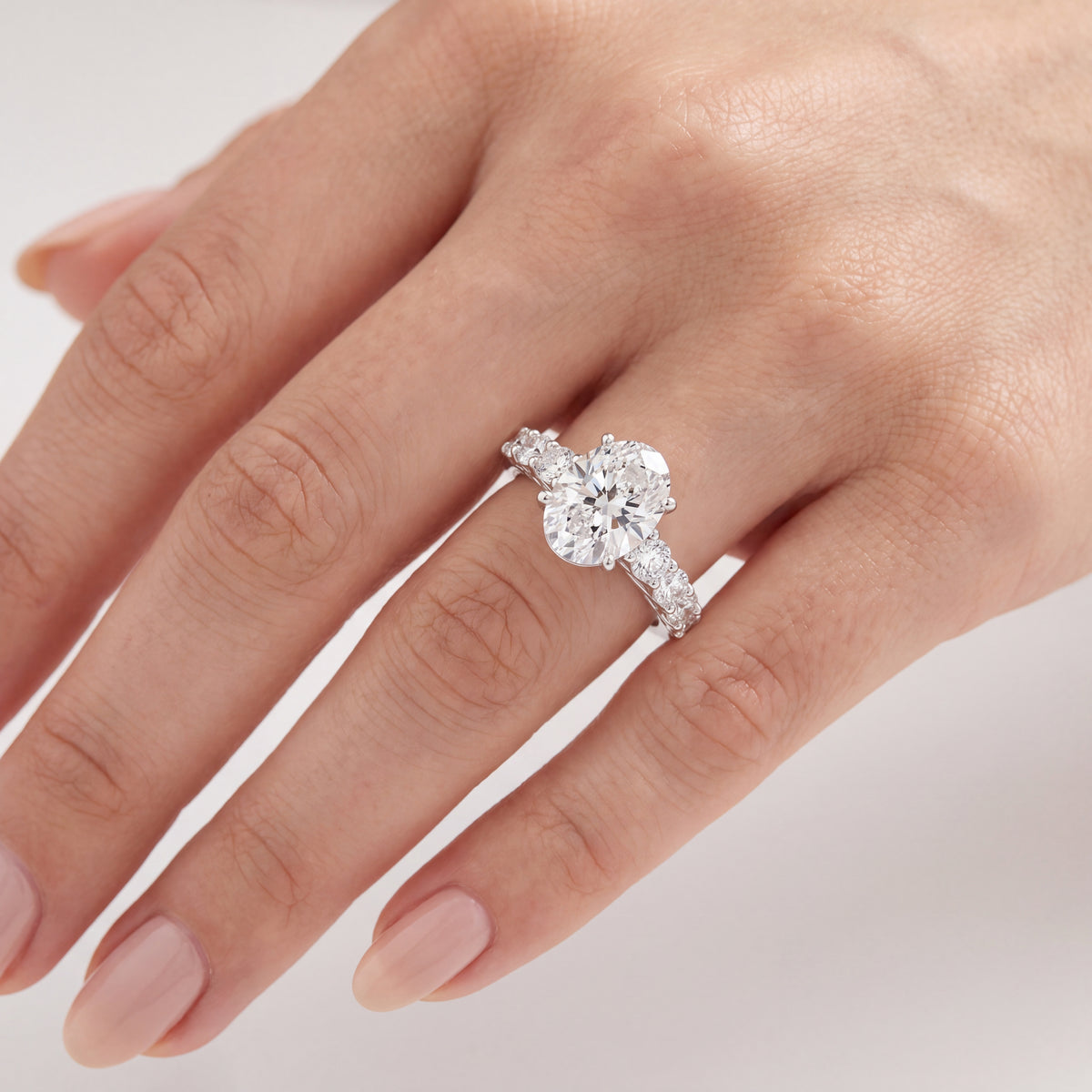 _lifestyle_image@SKU:R0327-LADO02000004W #metal_10k-white-gold+origin_lab-grown+quality_g-si