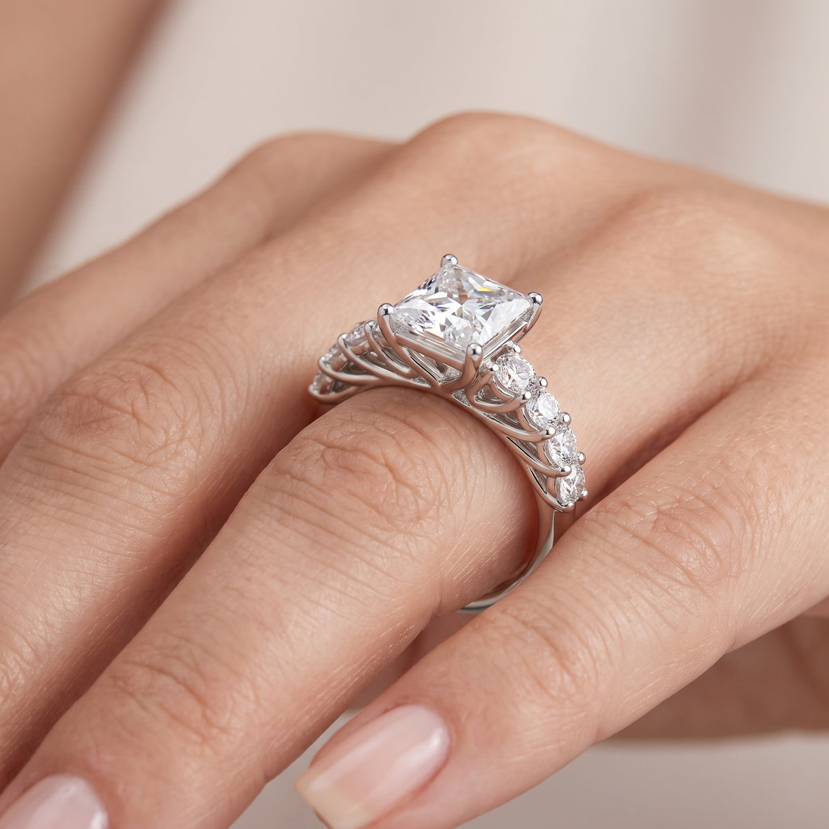 _lifestyle_image@SKU:R0327-LADP02000004W #metal_10k-white-gold+origin_lab-grown+quality_g-si