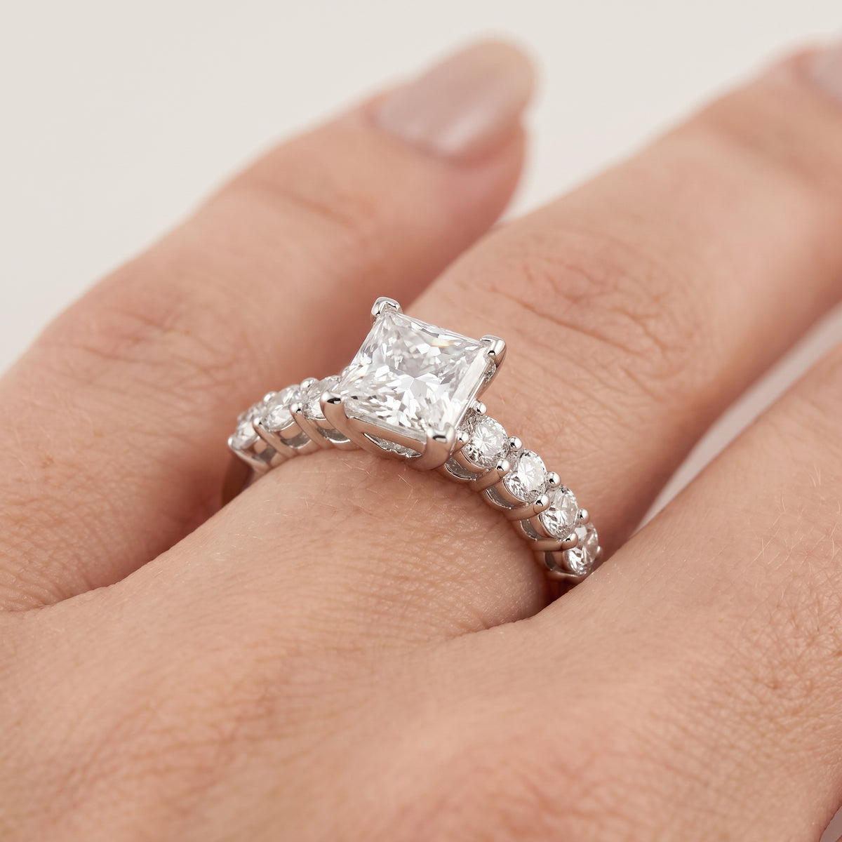 _lifestyle_image@SKU:R0327-LADP04000004W #metal_10k-white-gold+origin_lab-grown+quality_g-si