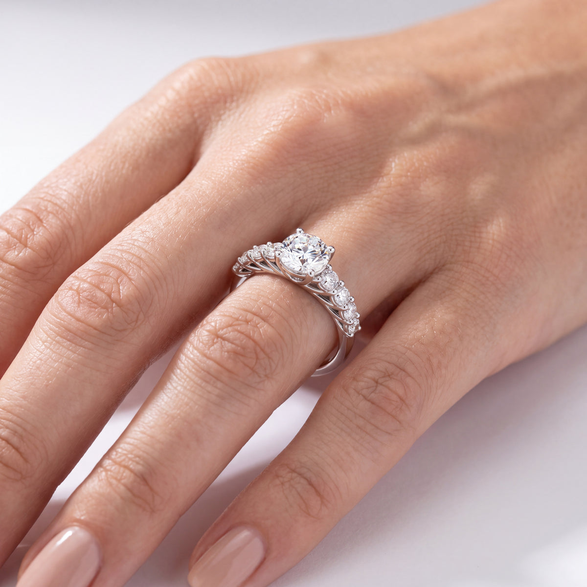 _lifestyle_image@SKU:R0327-LADR01000004W #metal_10k-white-gold+origin_lab-grown+quality_g-si
