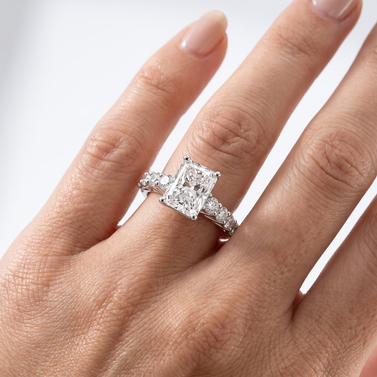 _lifestyle_image@SKU:R0327-LADT02000004W #metal_10k-white-gold+origin_lab-grown+quality_g-si