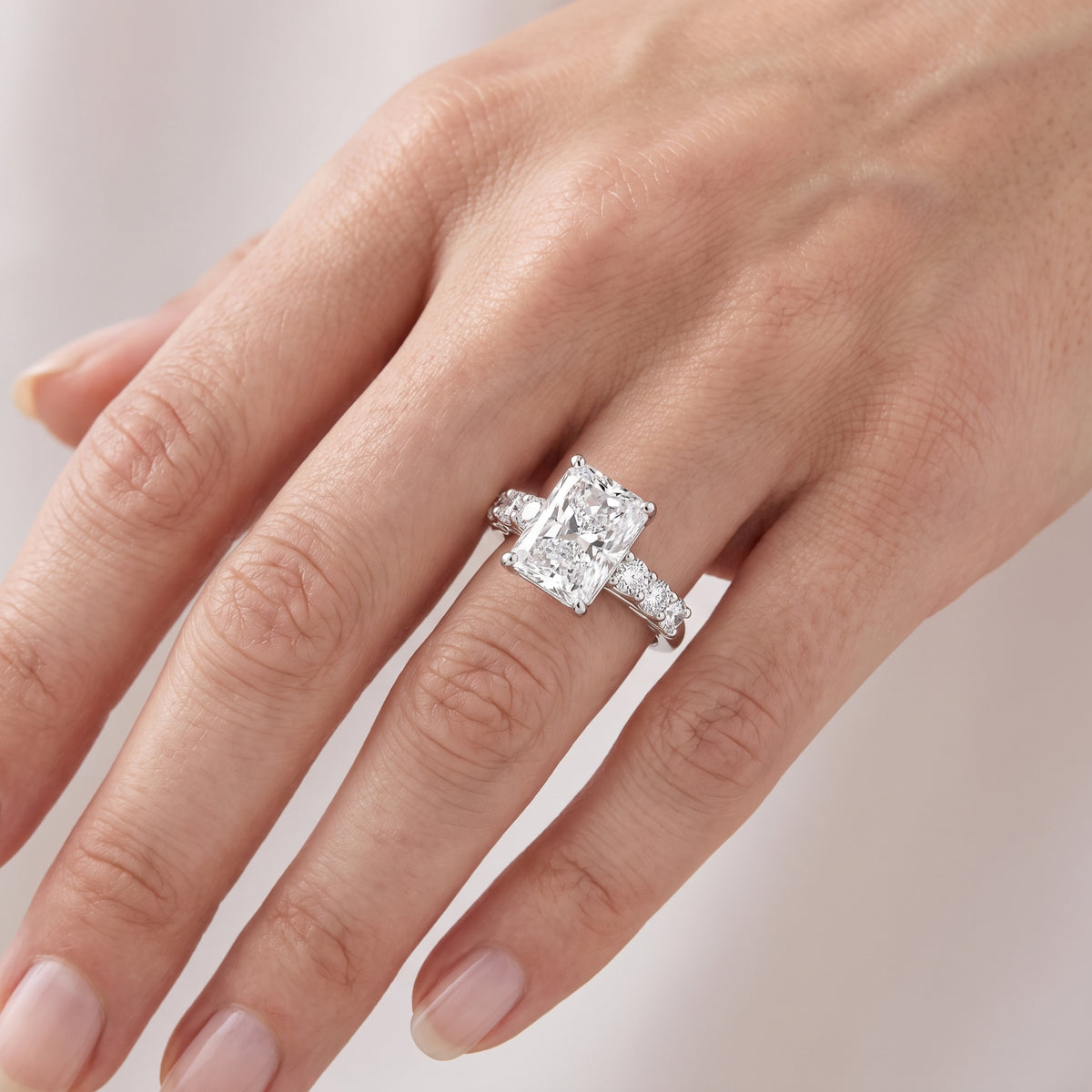 _lifestyle_image@SKU:R0327-LADT03000004W #metal_10k-white-gold+origin_lab-grown+quality_g-si