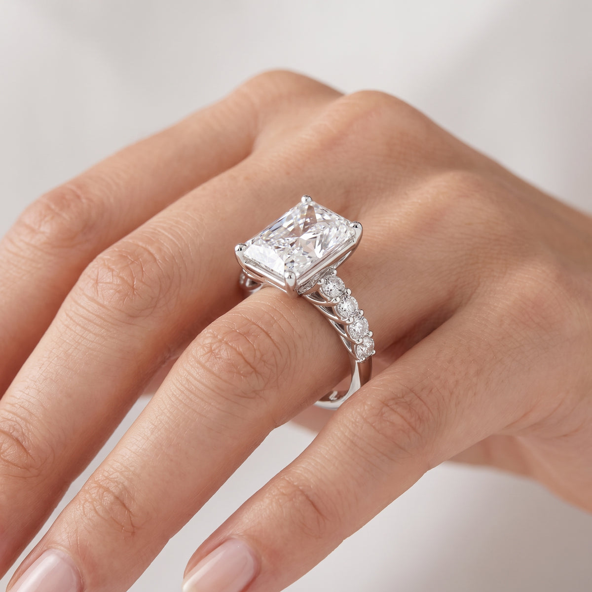 _lifestyle_image@SKU:R0327-LADT04000004W #metal_10k-white-gold+origin_lab-grown+quality_g-si