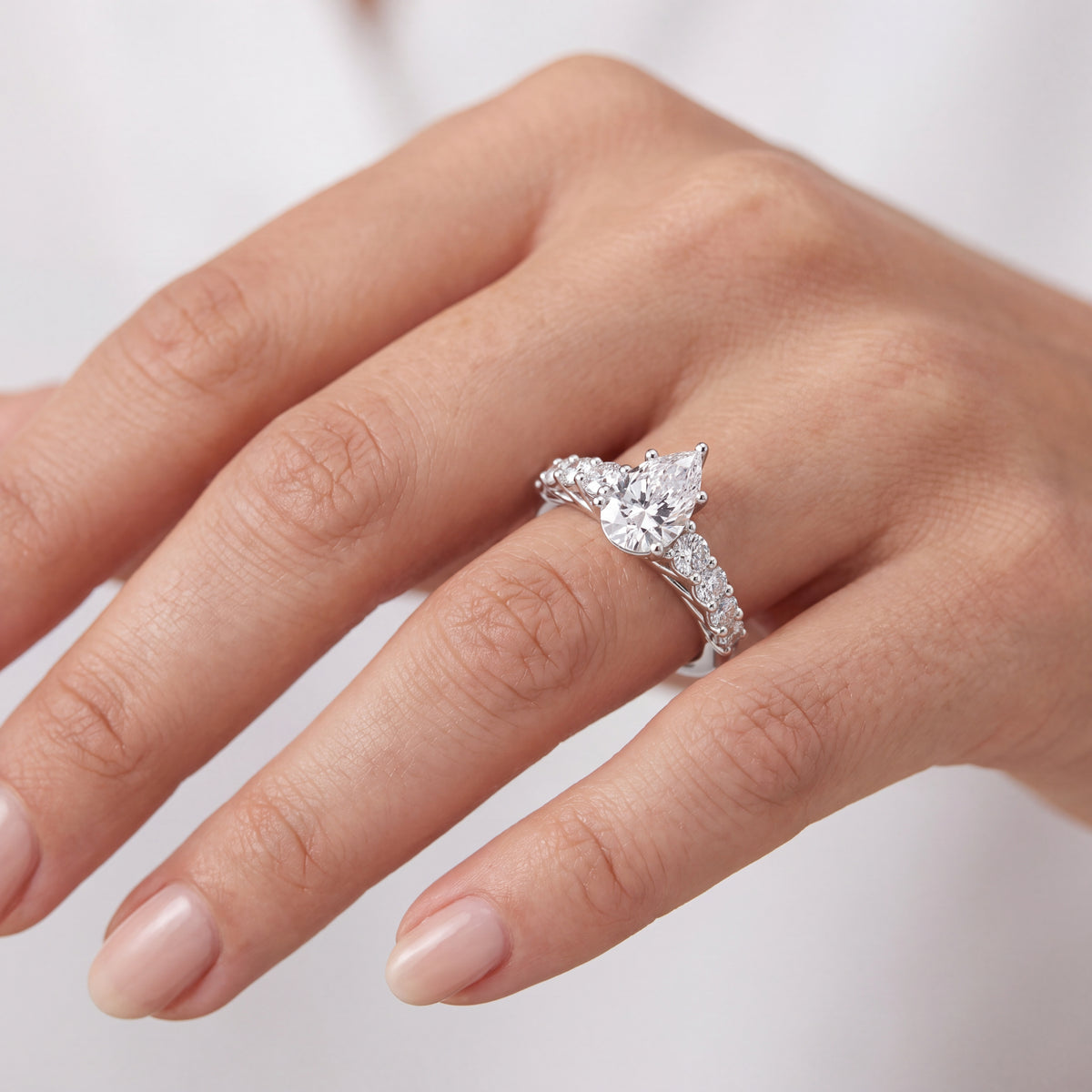 _lifestyle_image@SKU:R0327-NADD01000004W #metal_14k-white-gold+origin_lab-grown+quality_ef-vs2+