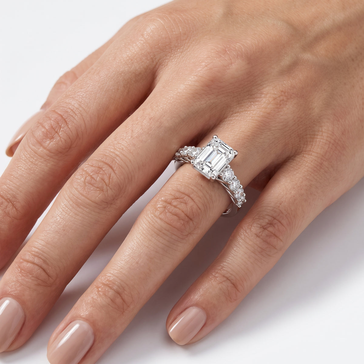 _lifestyle_image@SKU:R0327-NADE02000004W #metal_14k-white-gold+origin_lab-grown+quality_ef-vs2+