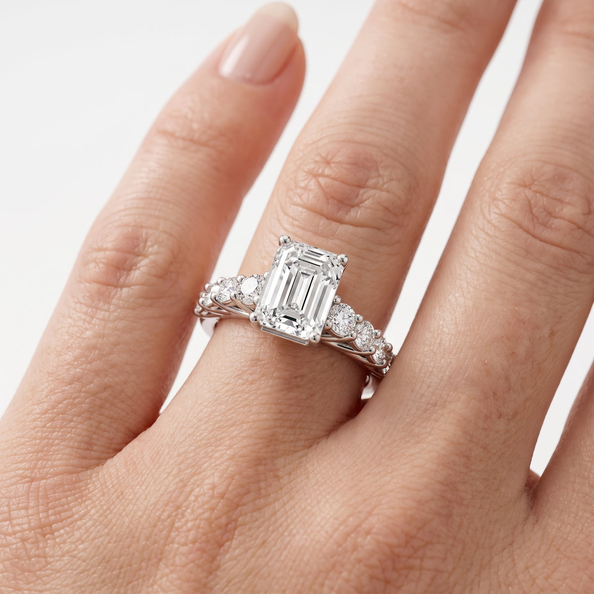 _lifestyle_image@SKU:R0327-NADE0200000PL #metal_platinum+origin_lab-grown+quality_ef-vs2+