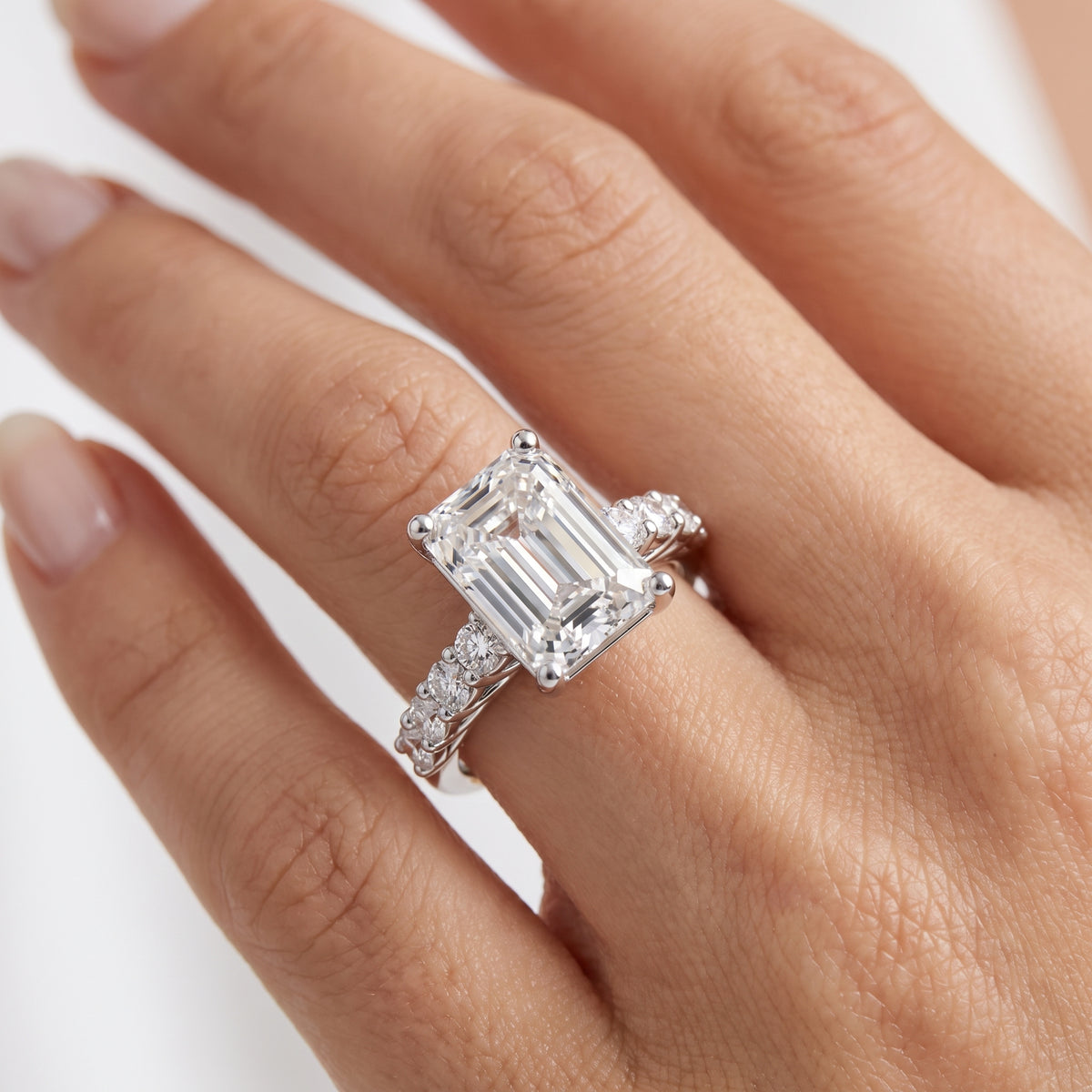 _lifestyle_image@SKU:R0327-NADE04000004W #metal_14k-white-gold+origin_lab-grown+quality_ef-vs2+