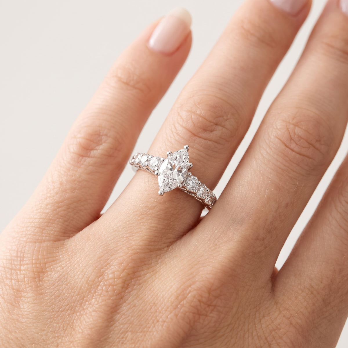 _lifestyle_image@SKU:R0327-NADM01000004W #metal_14k-white-gold+origin_lab-grown+quality_ef-vs2+