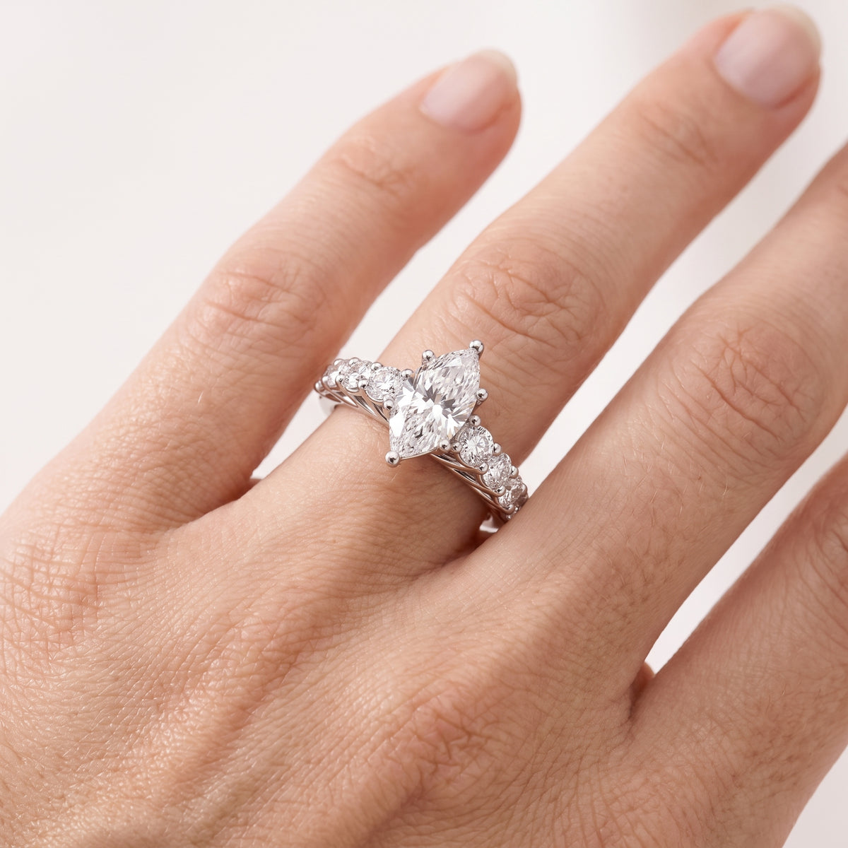_lifestyle_image@SKU:R0327-NADM0100000PL #metal_platinum+origin_lab-grown+quality_ef-vs2+