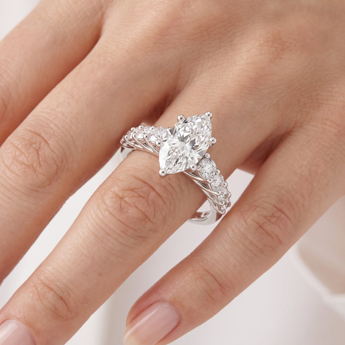 _lifestyle_image@SKU:R0327-NADM03000004W #metal_14k-white-gold+origin_lab-grown+quality_ef-vs2+