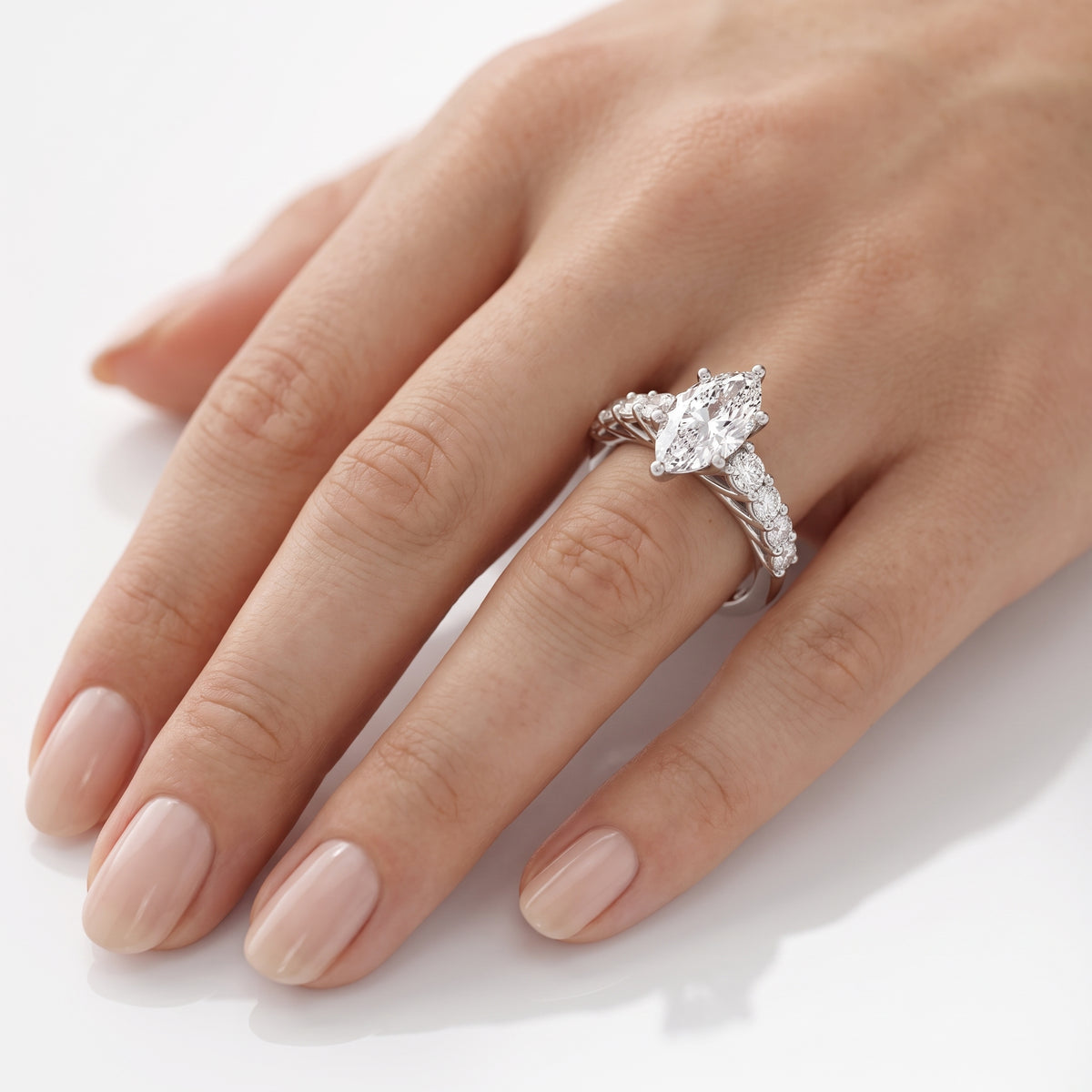 _lifestyle_image@SKU:R0327-NADM0300000PL #metal_platinum+origin_lab-grown+quality_ef-vs2+