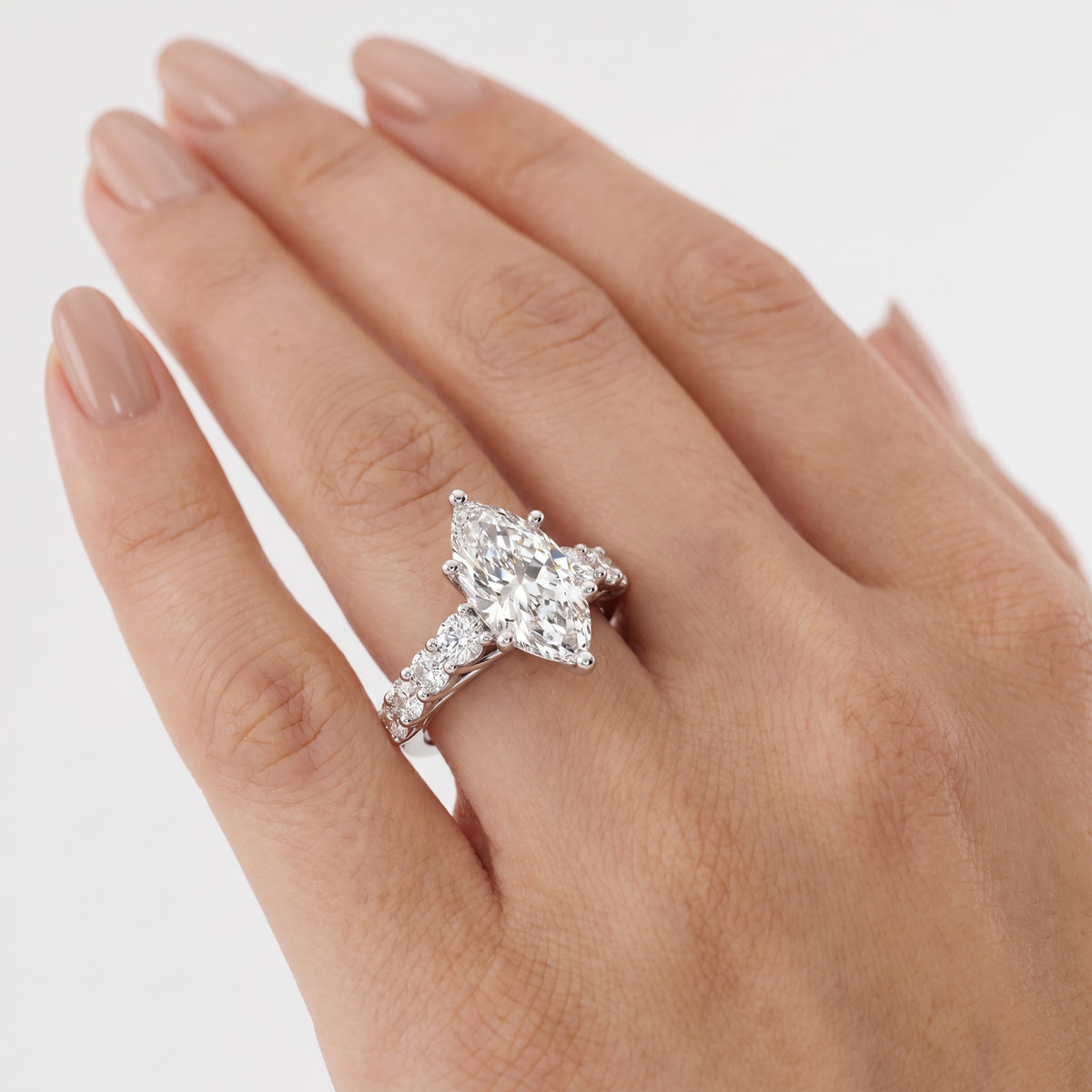 _lifestyle_image@SKU:R0327-NADM0400000PL #metal_platinum+origin_lab-grown+quality_ef-vs2+