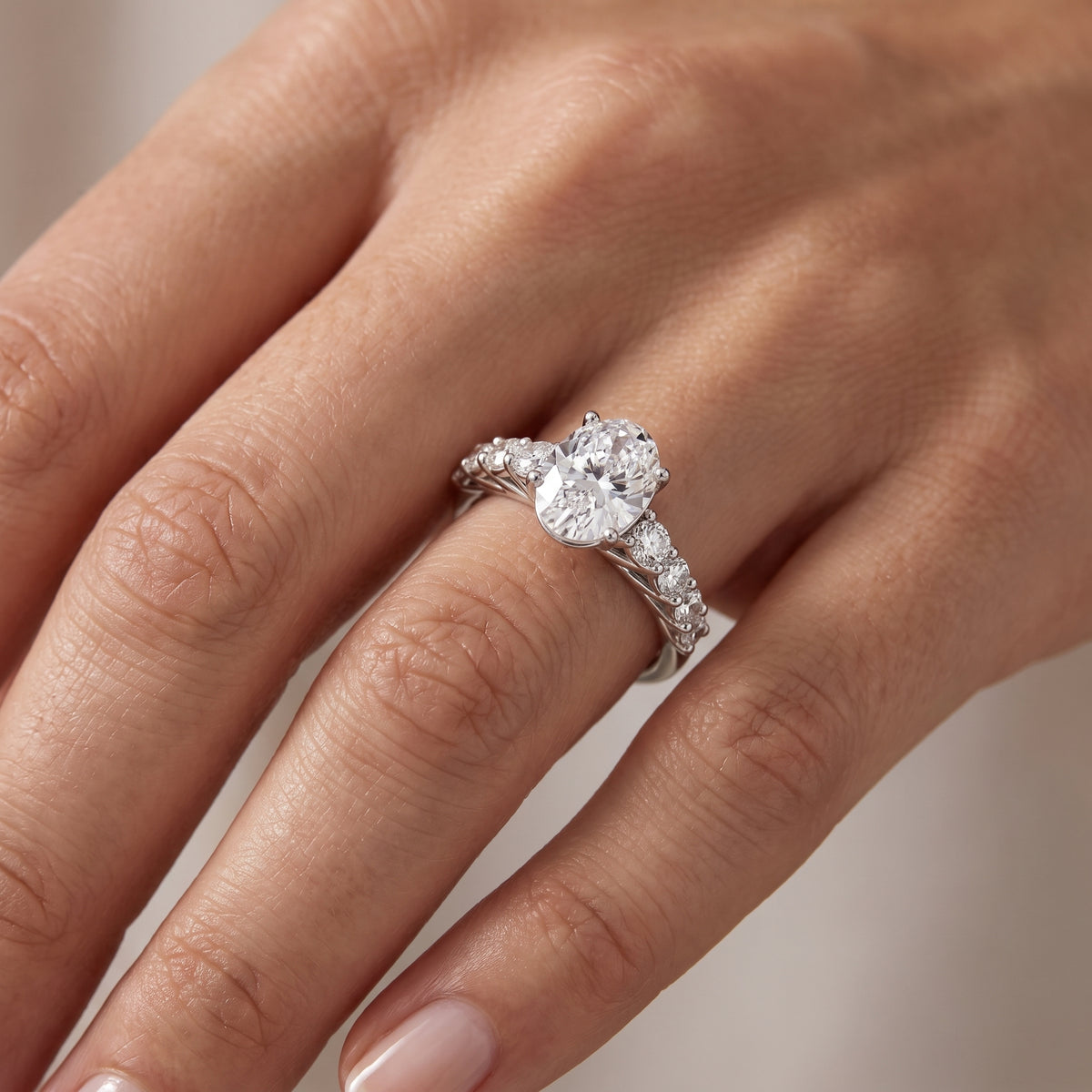 _lifestyle_image@SKU:R0327-NADO02000004W #metal_14k-white-gold+origin_lab-grown+quality_ef-vs2+