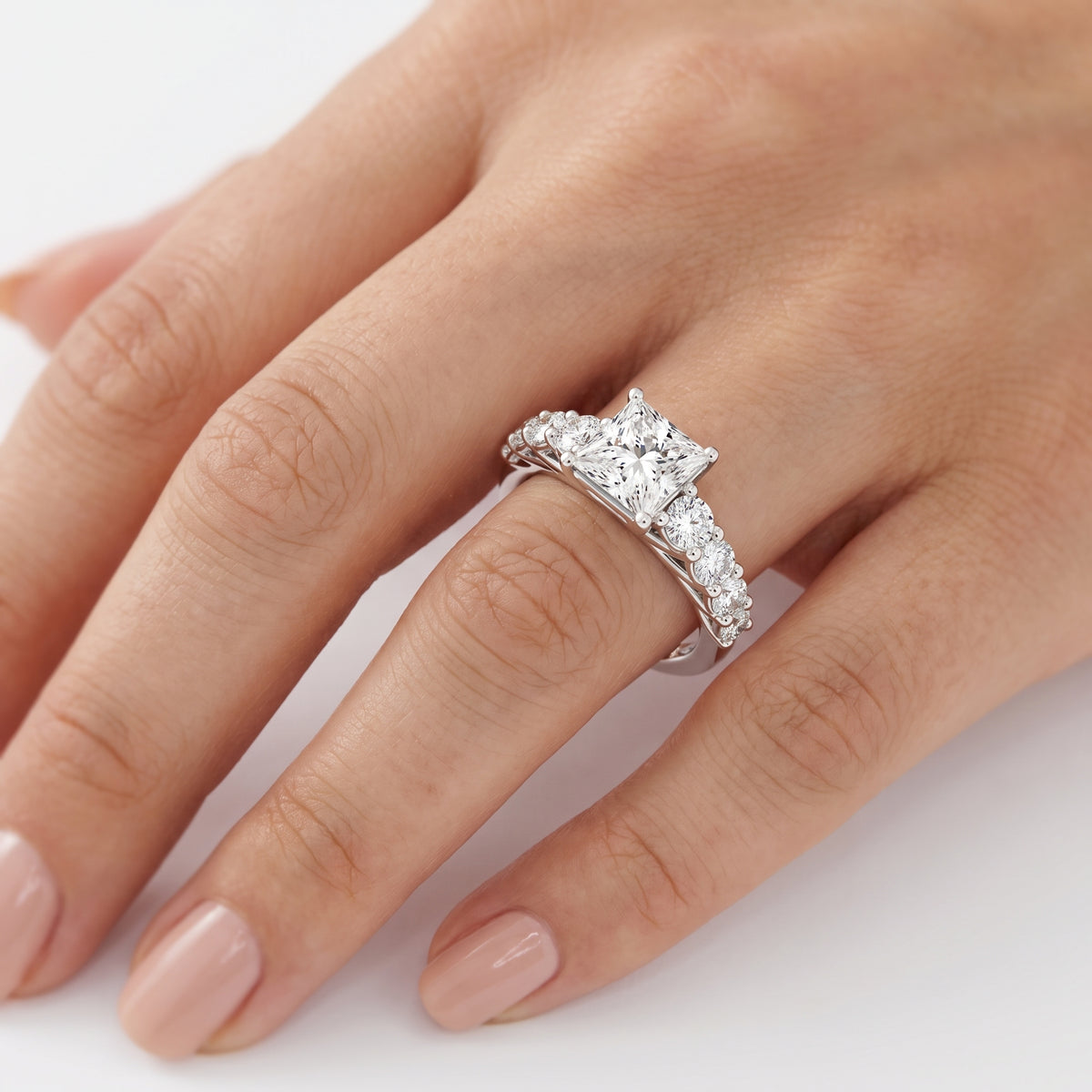 _lifestyle_image@SKU:R0327-NADP01000004W #metal_14k-white-gold+origin_lab-grown+quality_ef-vs2+