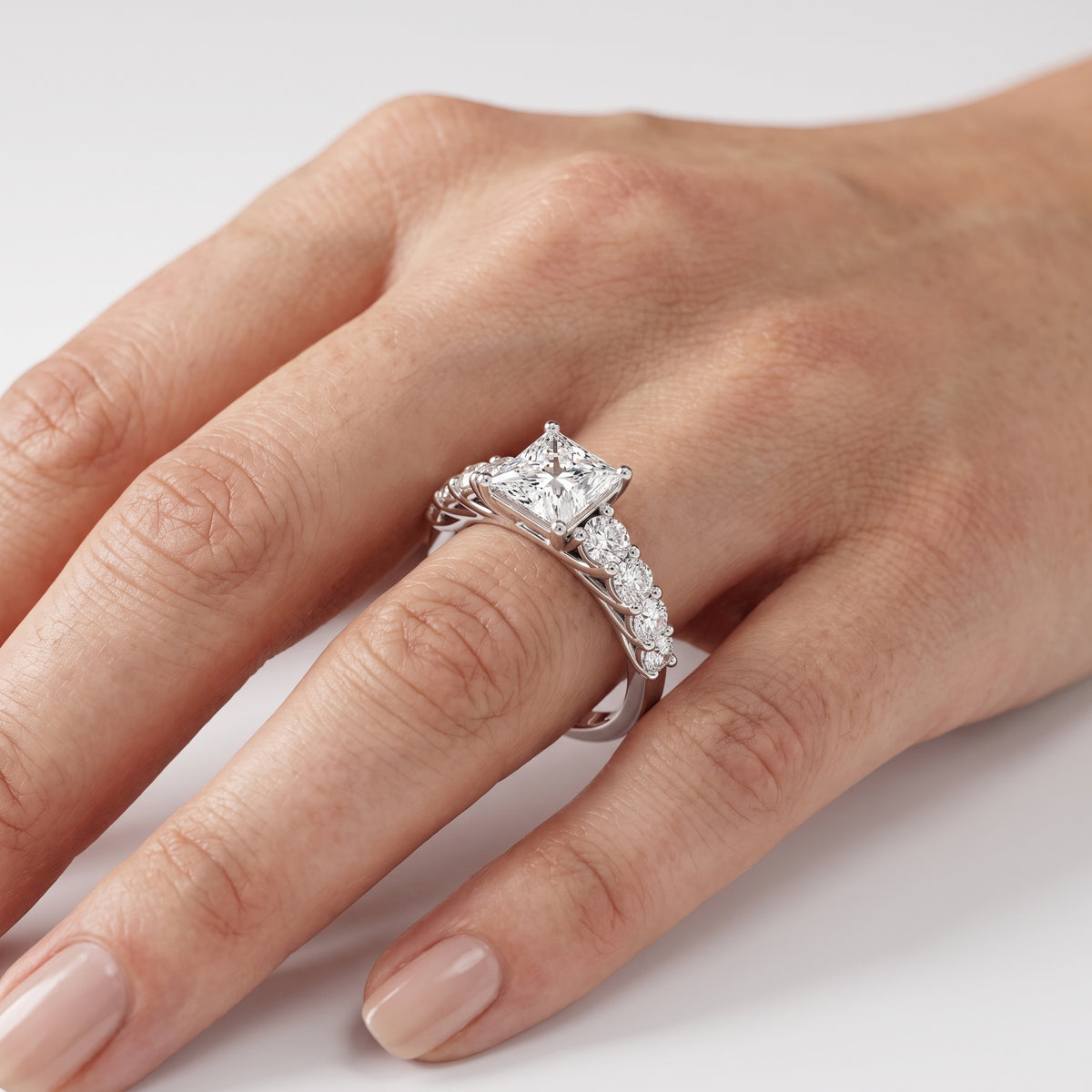 _lifestyle_image@SKU:R0327-NADP0100000PL #metal_platinum+origin_lab-grown+quality_ef-vs2+