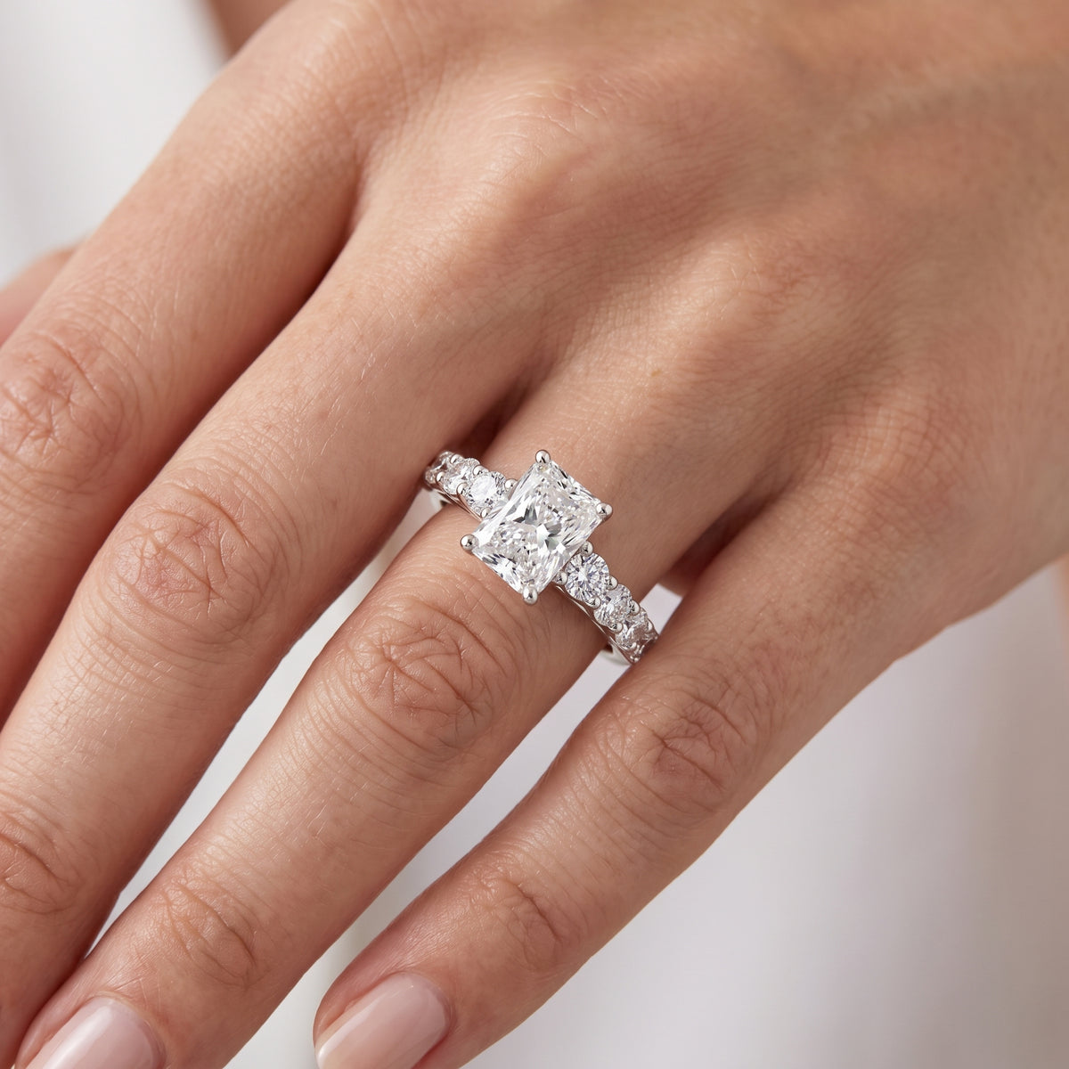 _lifestyle_image@SKU:R0327-NADT01000004W #metal_14k-white-gold+origin_lab-grown+quality_ef-vs2+