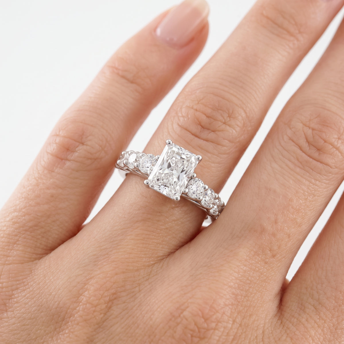 _lifestyle_image@SKU:R0327-NADT0100000PL #metal_platinum+origin_lab-grown+quality_ef-vs2+