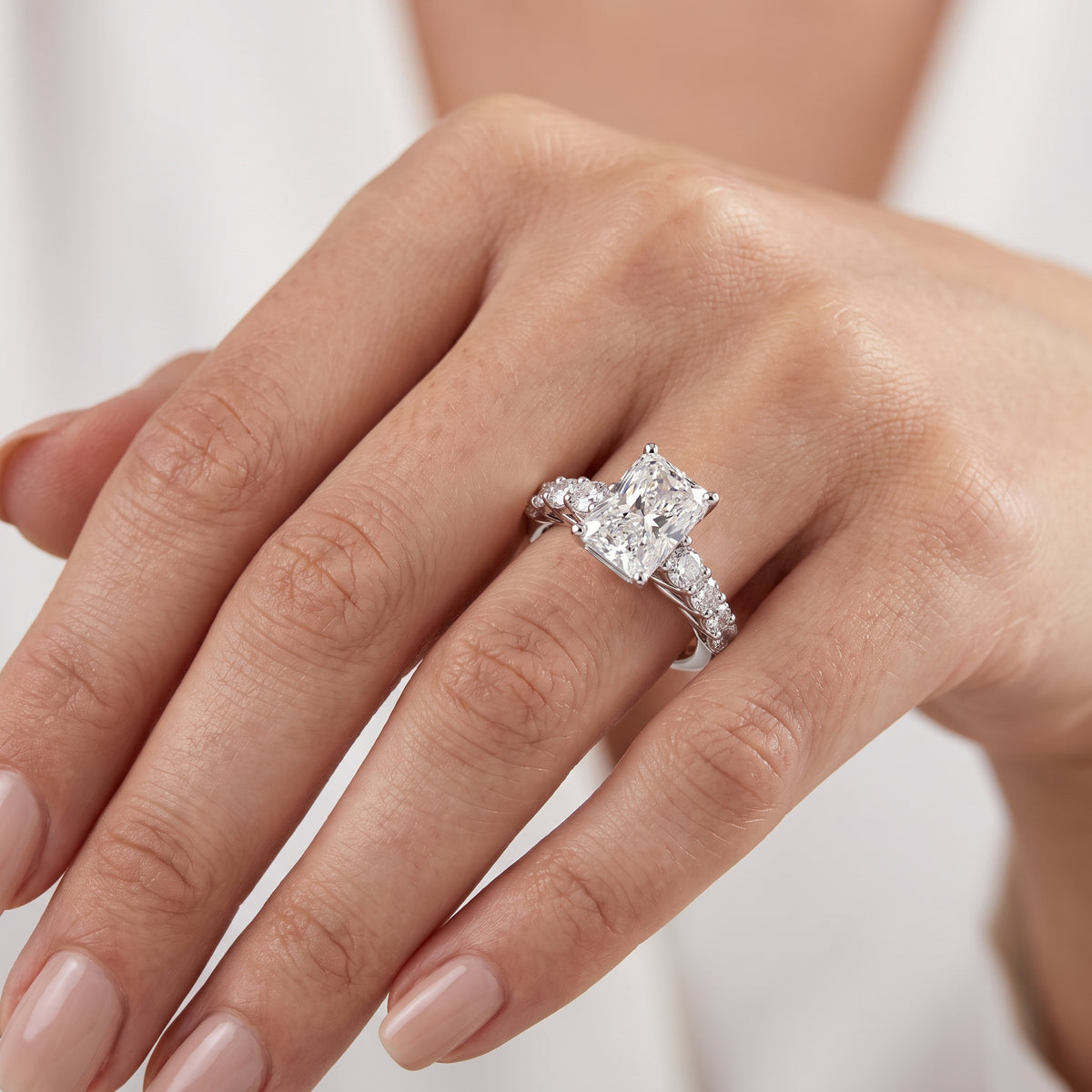 _lifestyle_image@SKU:R0327-NADT02000004W #metal_14k-white-gold+origin_lab-grown+quality_ef-vs2+