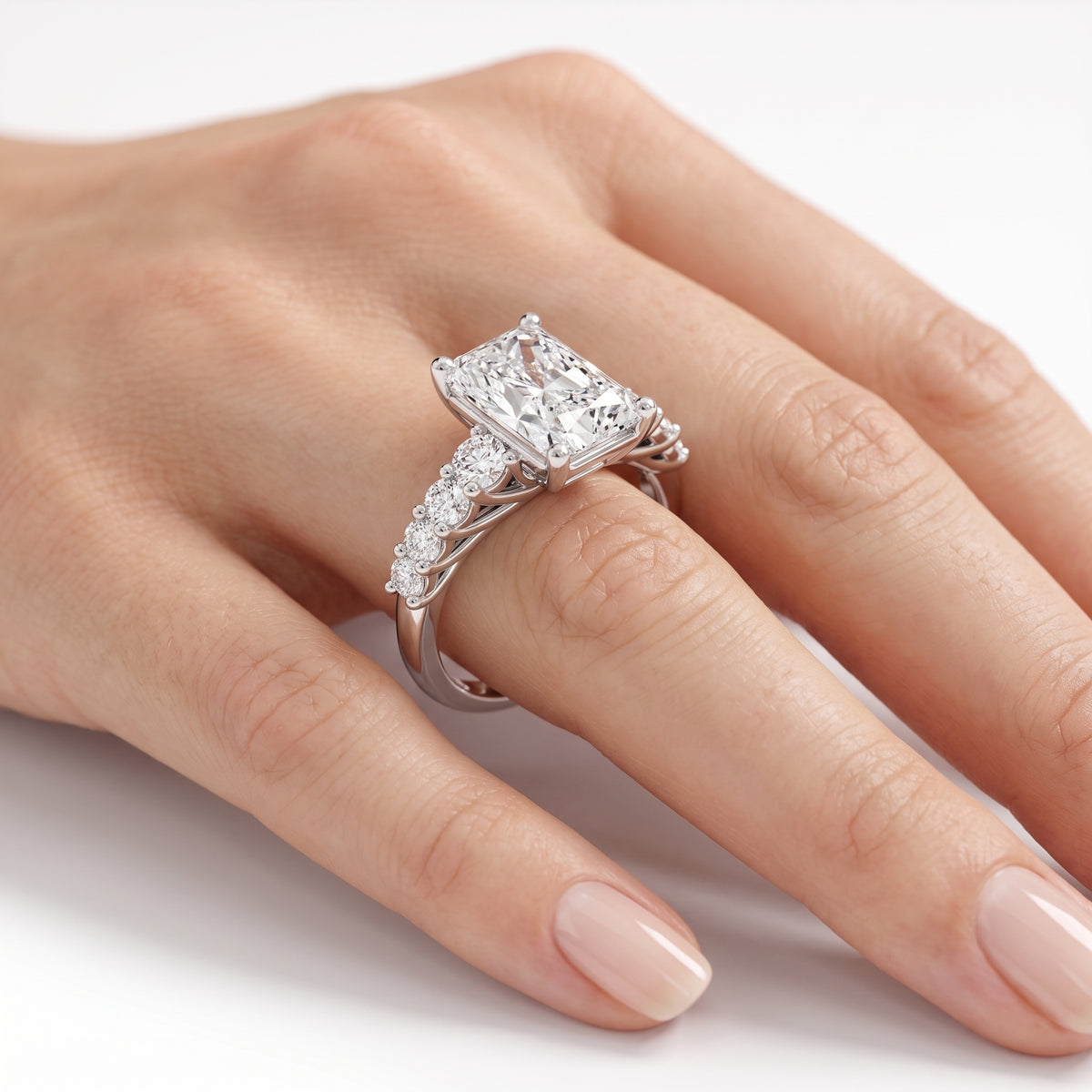 _lifestyle_image@SKU:R0327-NADT0200000PL #metal_platinum+origin_lab-grown+quality_ef-vs2+