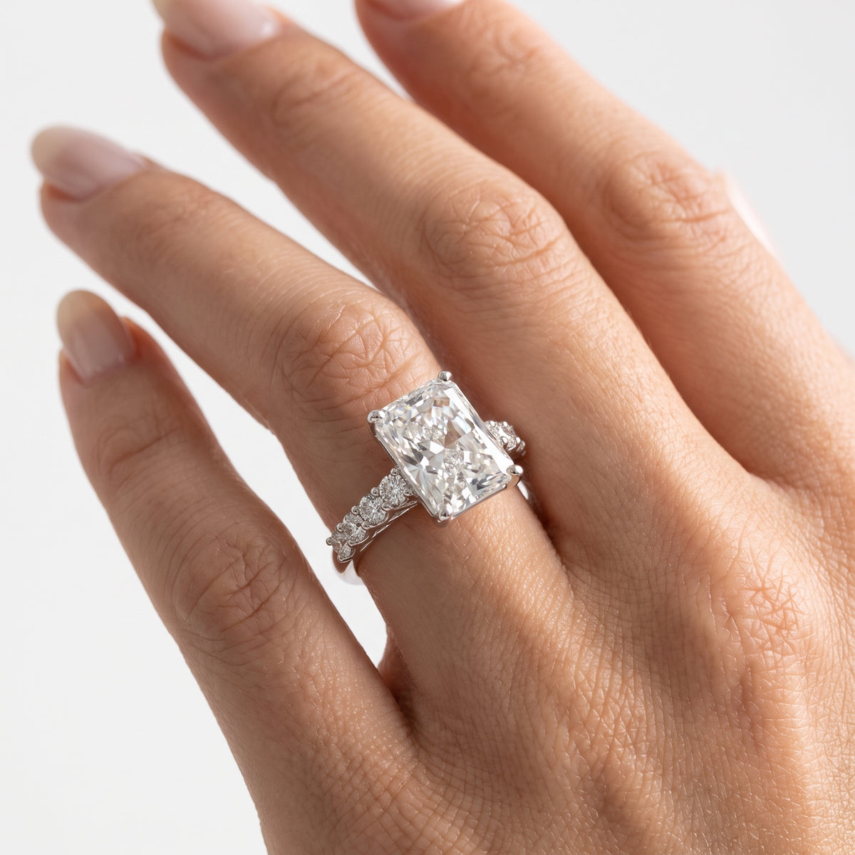 _lifestyle_image@SKU:R0327-NADT03000004W #metal_14k-white-gold+origin_lab-grown+quality_ef-vs2+