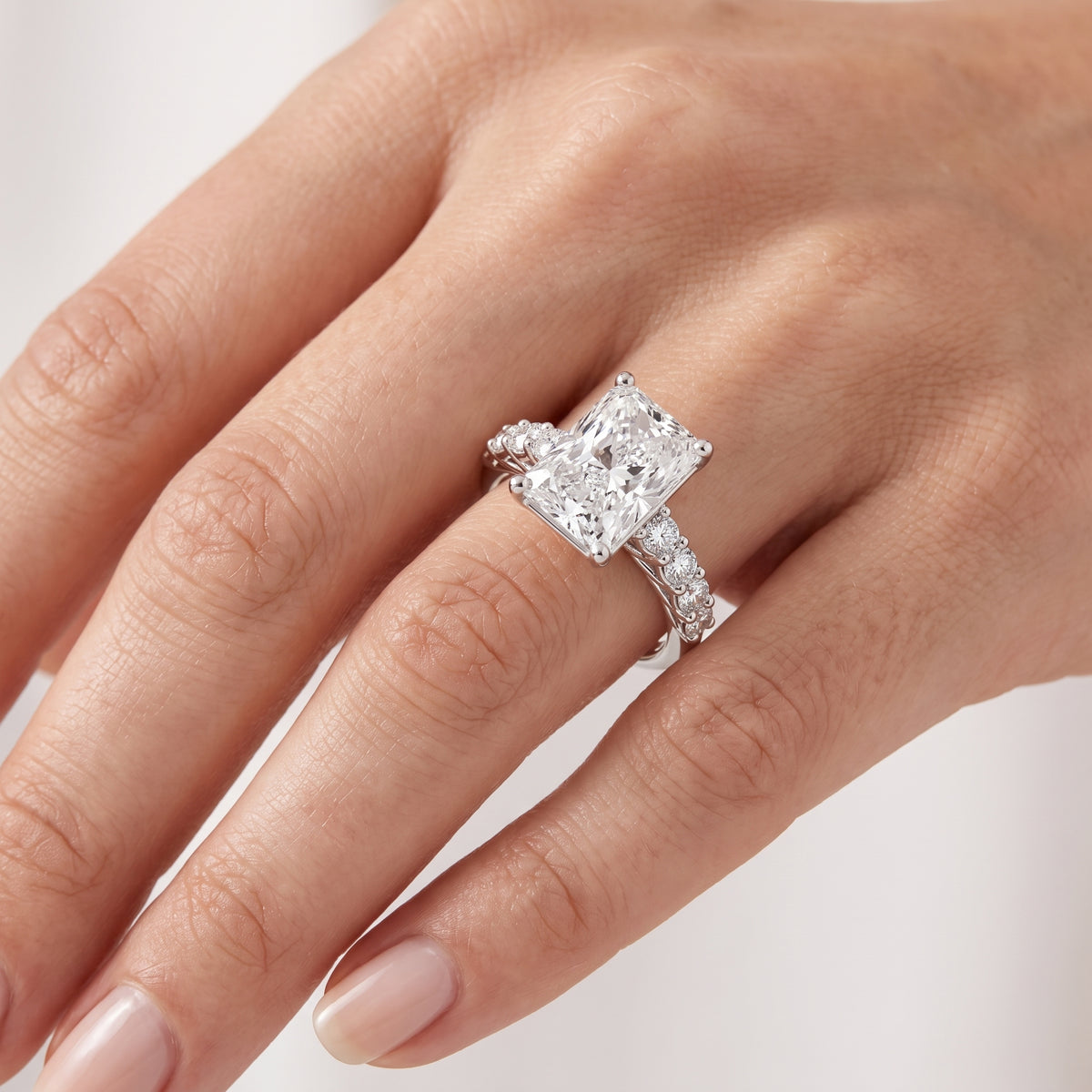 _lifestyle_image@SKU:R0327-NADT04000004W #metal_14k-white-gold+origin_lab-grown+quality_ef-vs2+