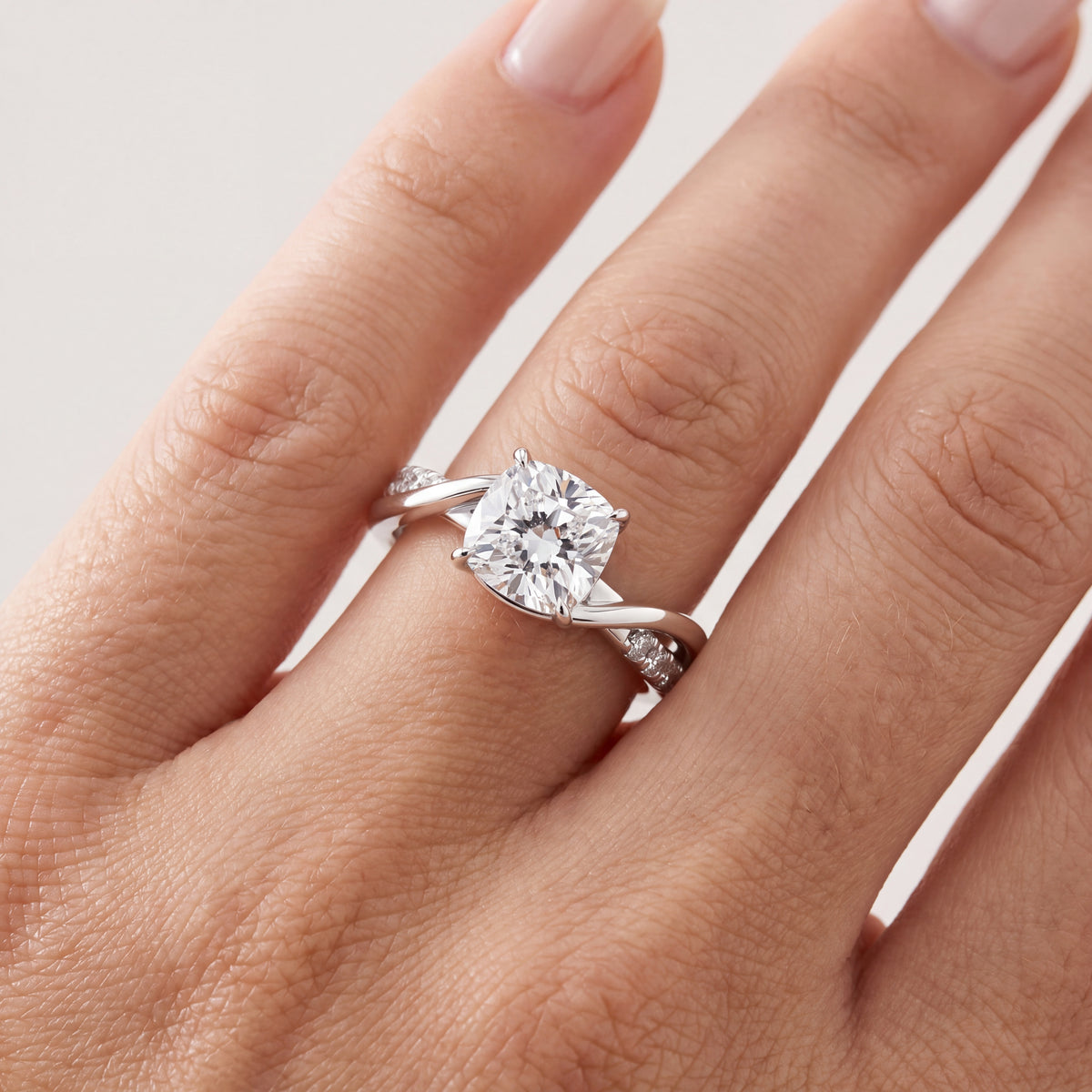 _lifestyle_image@SKU:R0329-LADC01000004W #metal_10k-white-gold+origin_lab-grown+quality_g-si