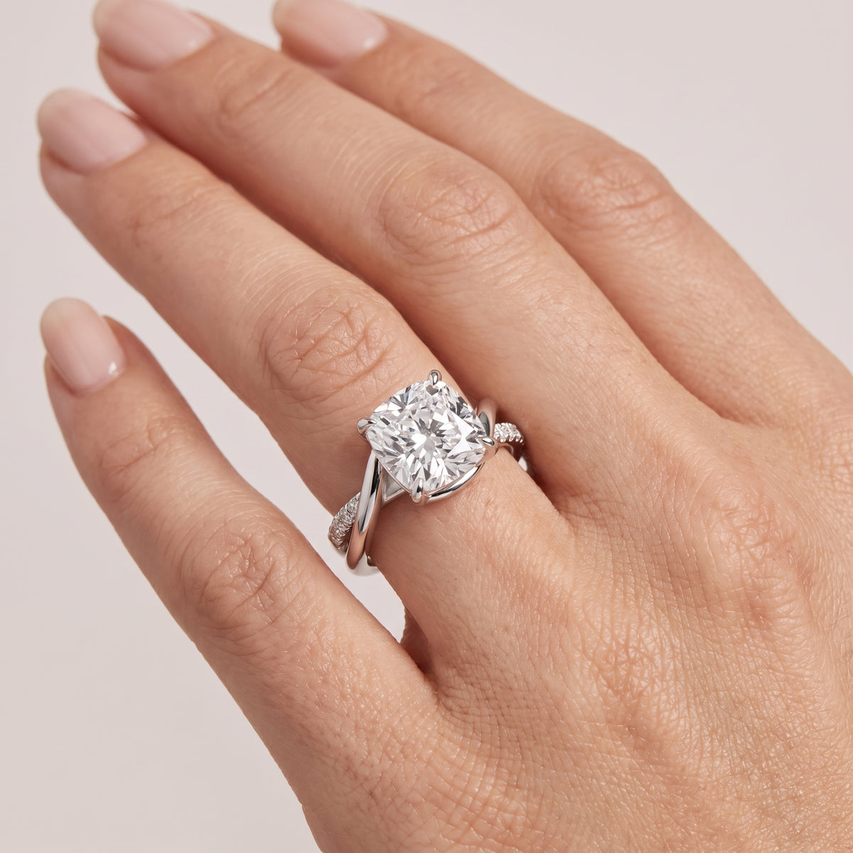 _lifestyle_image@SKU:R0329-LADC02000004W #metal_10k-white-gold+origin_lab-grown+quality_g-si