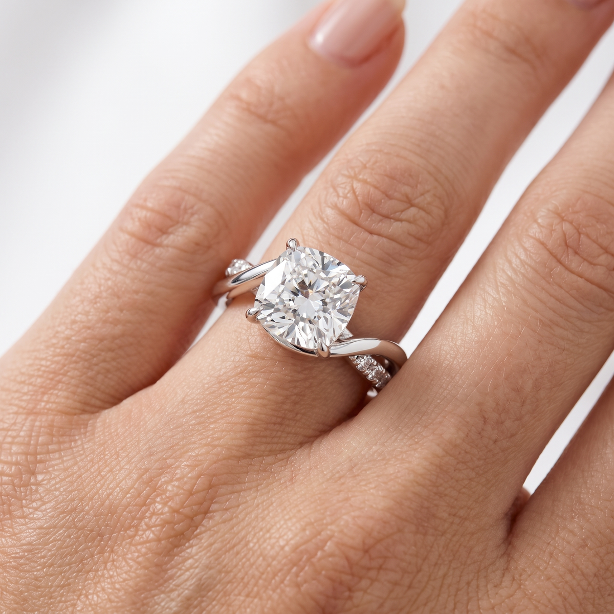_lifestyle_image@SKU:R0329-NADC0400000PL #metal_platinum+origin_lab-grown+quality_ef-vs2+