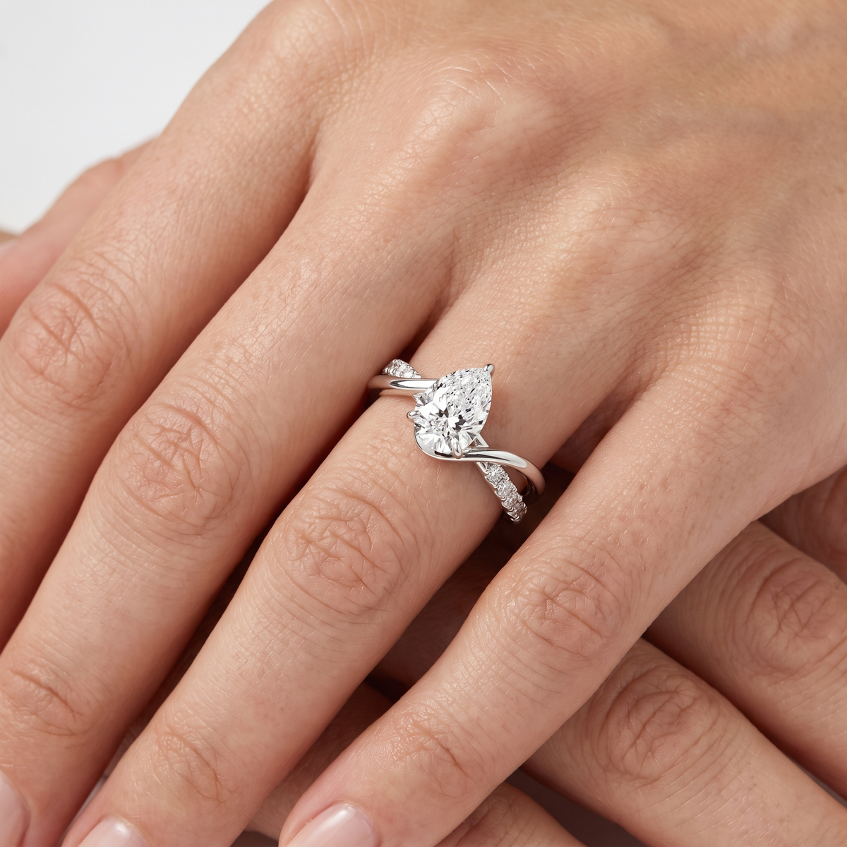 _lifestyle_image@SKU:R0329-LADD01000004W #metal_10k-white-gold+origin_lab-grown+quality_g-si