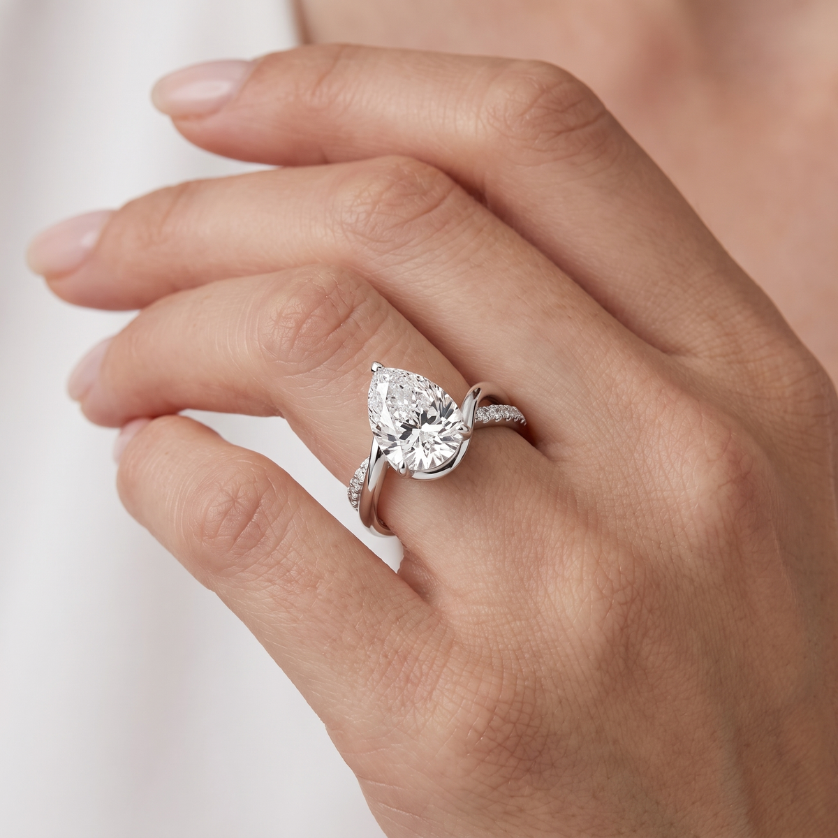 _lifestyle_image@SKU:R0329-LADD02000004W #metal_10k-white-gold+origin_lab-grown+quality_g-si