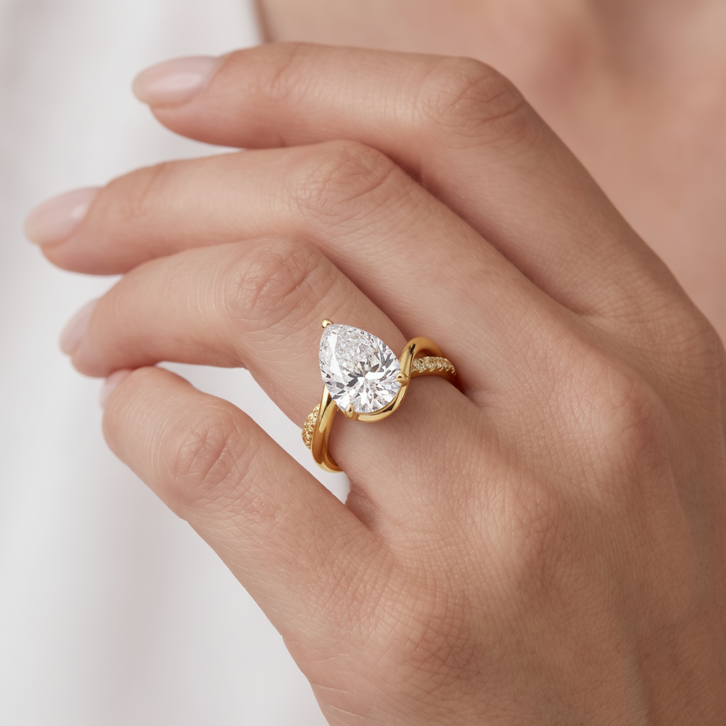 _lifestyle_image@SKU:R0329-LADD02000004Y #metal_10k-yellow-gold+origin_lab-grown+quality_g-si