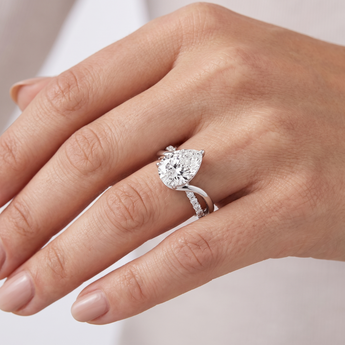 _lifestyle_image@SKU:R0329-LADD03000004W #metal_10k-white-gold+origin_lab-grown+quality_g-si