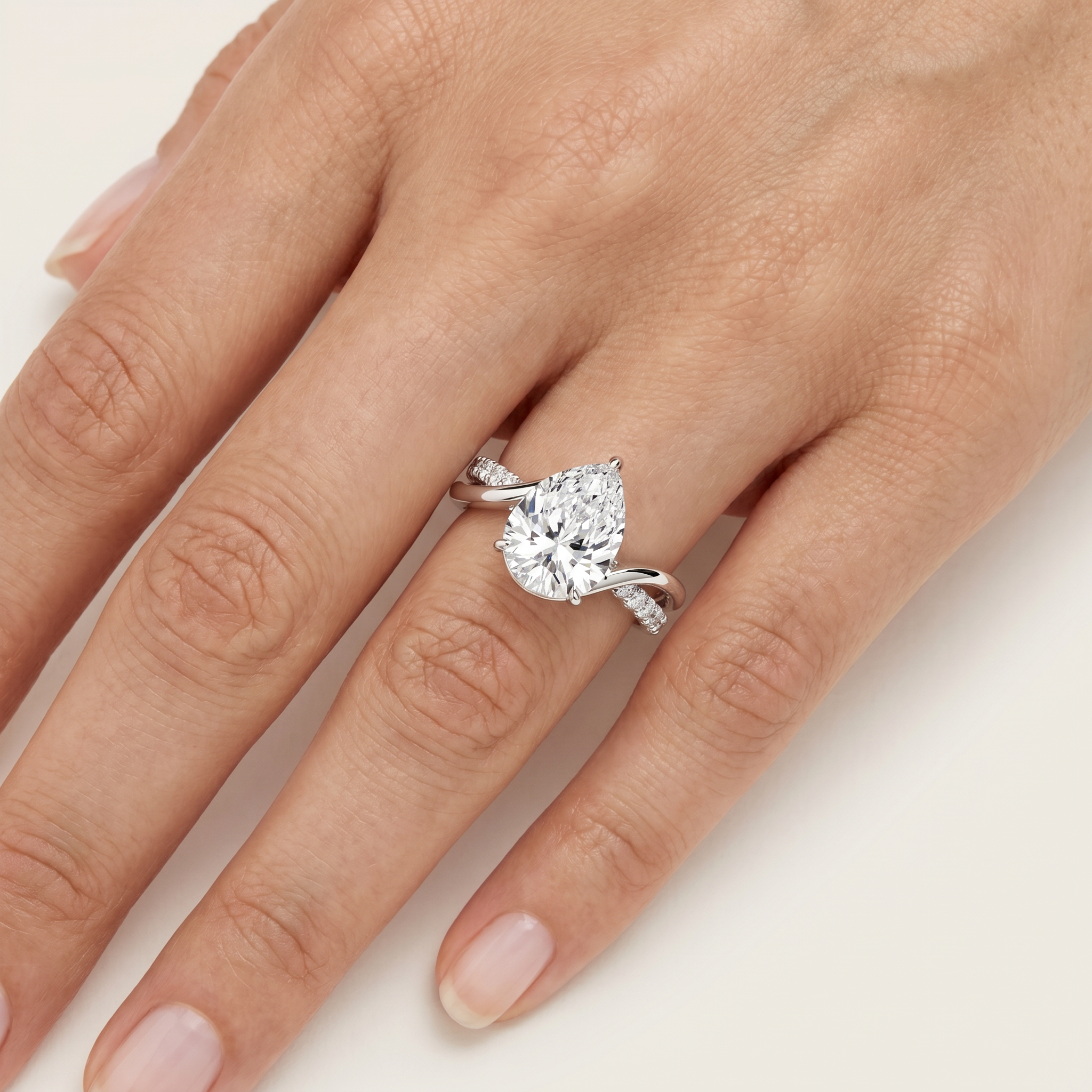 _lifestyle_image@SKU:R0329-LADD04000004W #metal_10k-white-gold+origin_lab-grown+quality_g-si