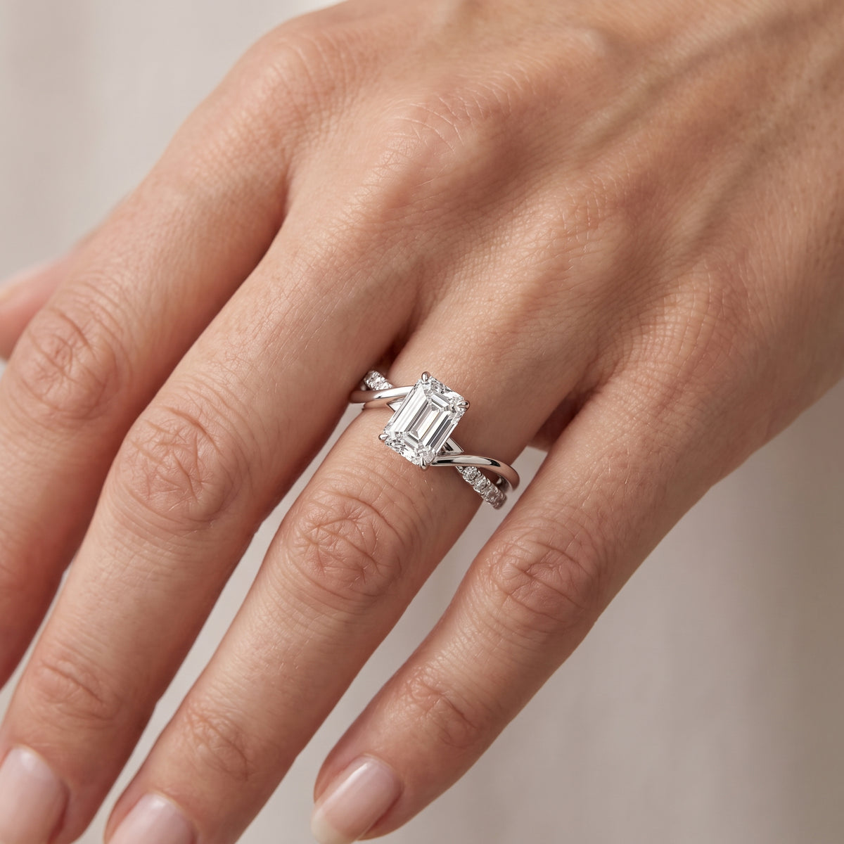 _lifestyle_image@SKU:R0329-LADE01000004W #metal_10k-white-gold+origin_lab-grown+quality_g-si