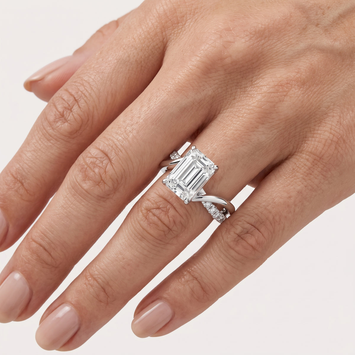 _lifestyle_image@SKU:R0329-LADE02000004W #metal_10k-white-gold+origin_lab-grown+quality_g-si