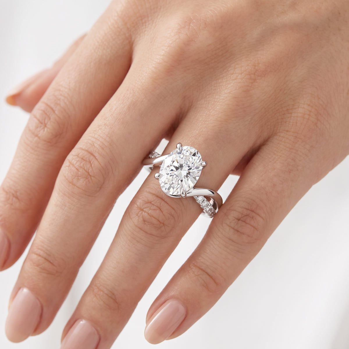 _lifestyle_image@SKU:R0329-LADO02000004W #metal_10k-white-gold+origin_lab-grown+quality_g-si