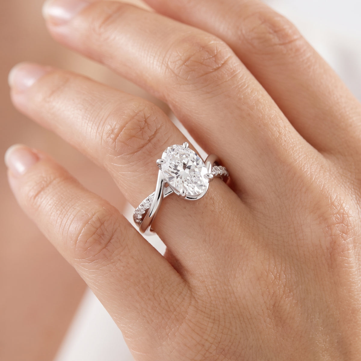 _lifestyle_image@SKU:R0329-LADO03000004W #metal_10k-white-gold+origin_lab-grown+quality_g-si