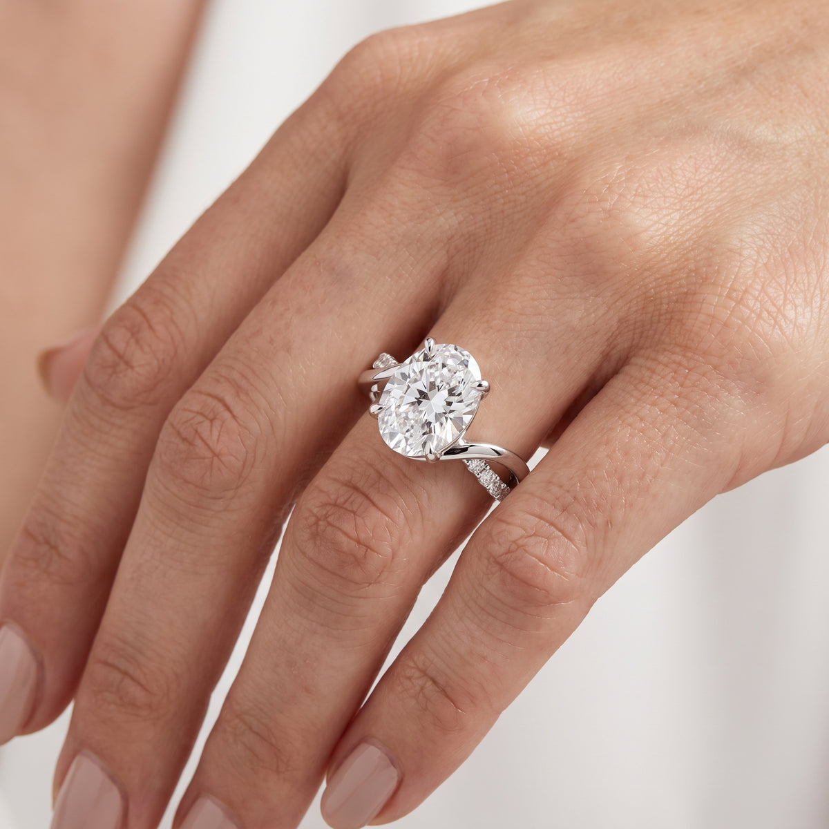 _lifestyle_image@SKU:R0329-LADO04000004W #metal_10k-white-gold+origin_lab-grown+quality_g-si